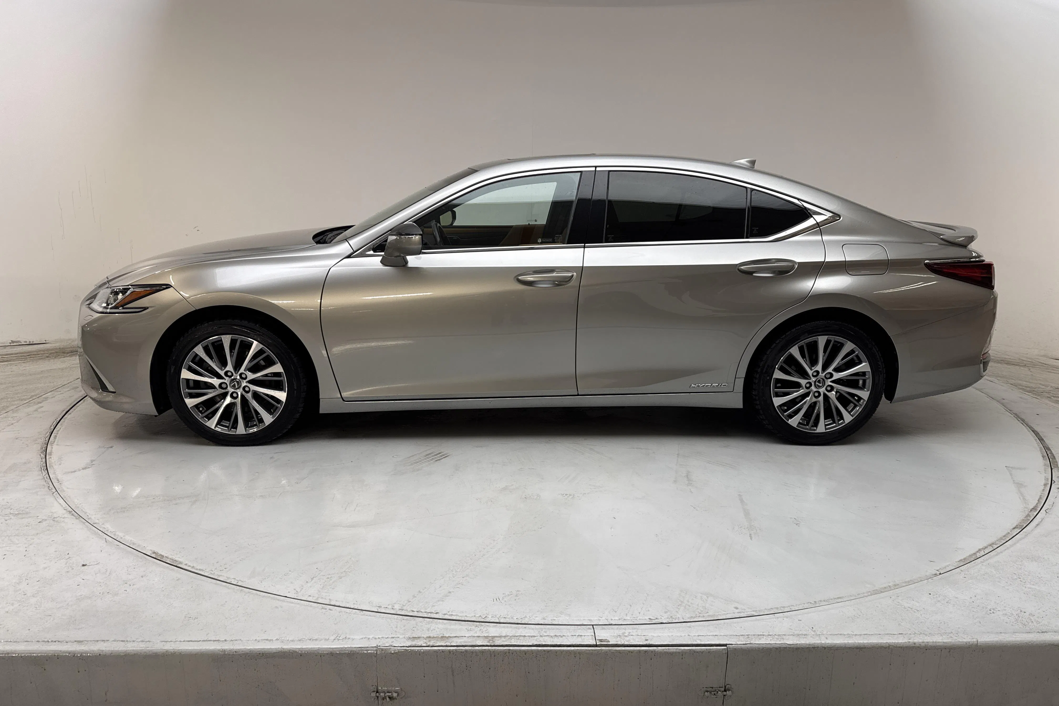 Presentationsfoto 2 av 19: Lexus ES 300h (218hk) - 6 795 mil - Automat - Ljusgrå - 2019