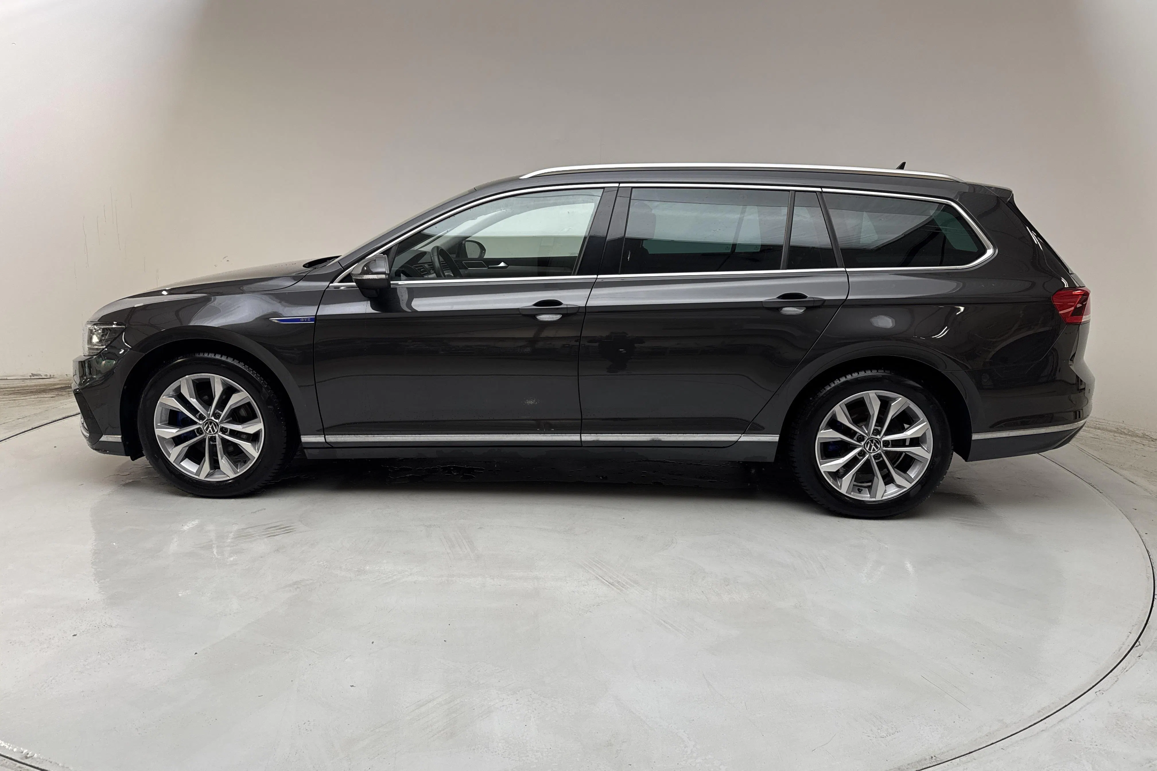 Presentationsfoto 2 av 16: VW Passat 1.4 GTE Sportscombi (218hk) - 6 341 mil - Automat - Mörkgrå - 2023