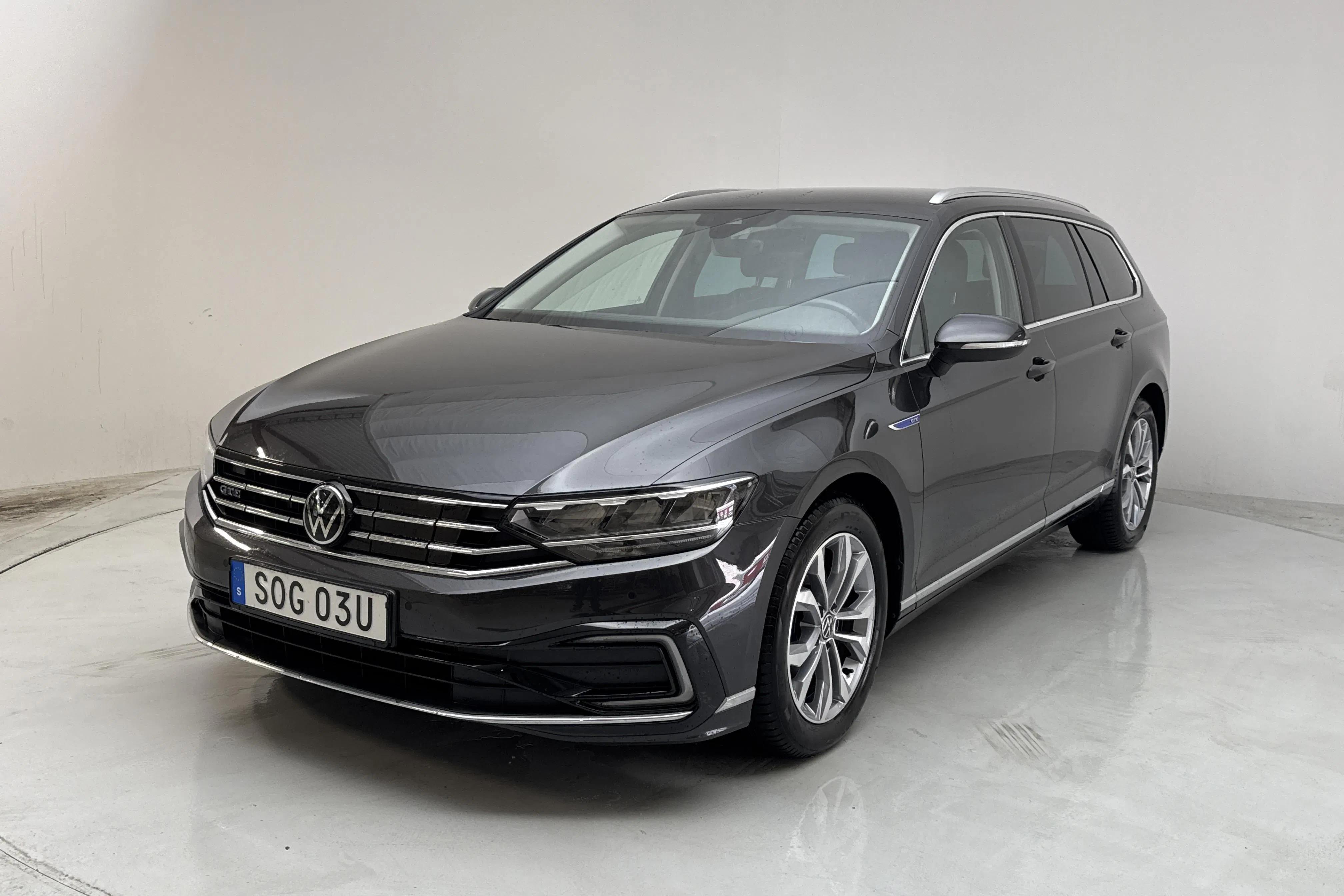 Presentationsfoto 1 av 16: VW Passat 1.4 GTE Sportscombi (218hk) - 6 341 mil - Automat - Mörkgrå - 2023