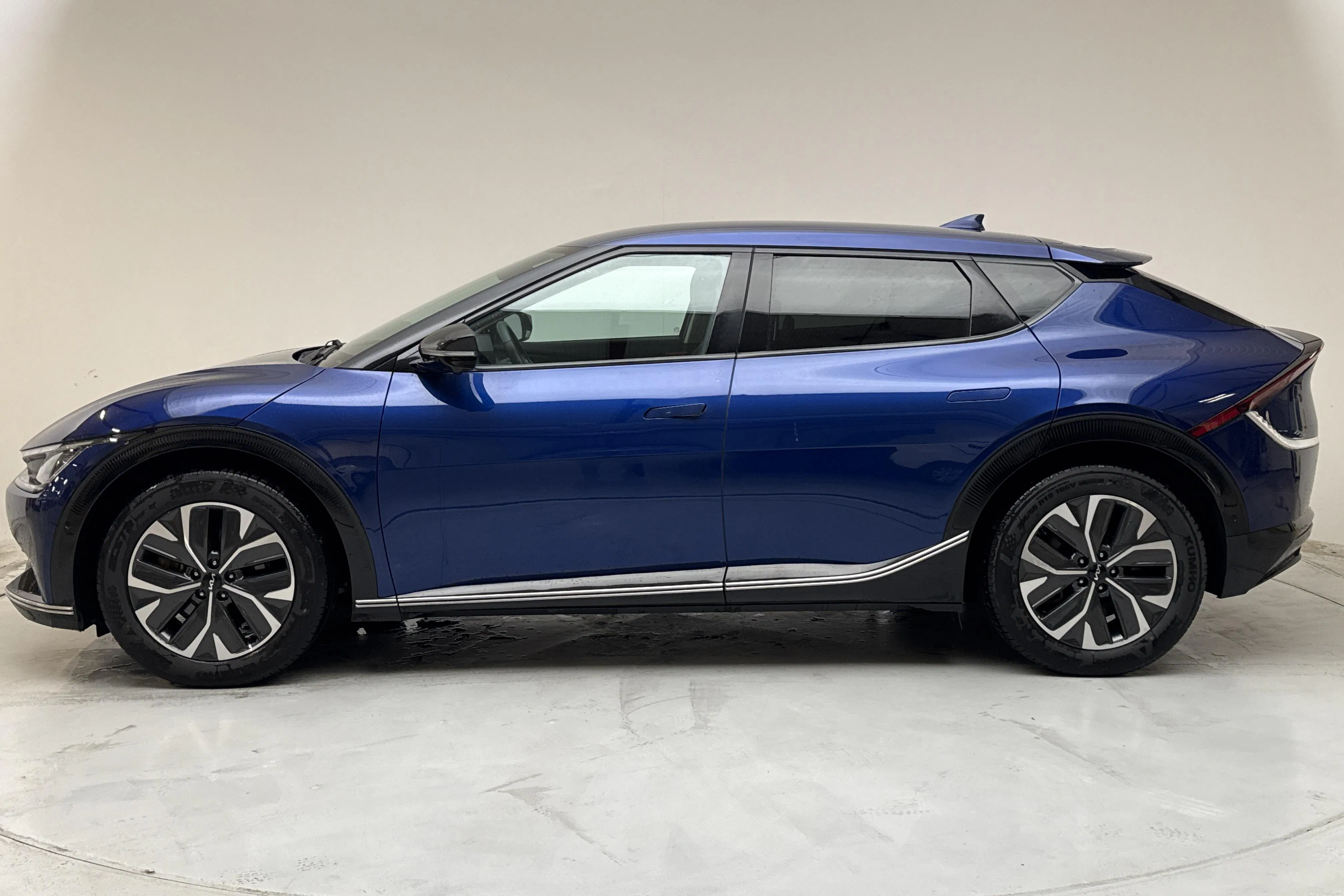 Presentationsfoto 2 av 16: KIA EV6 AWD (325hk) - 7 611 mil - Automat - blå - 2023