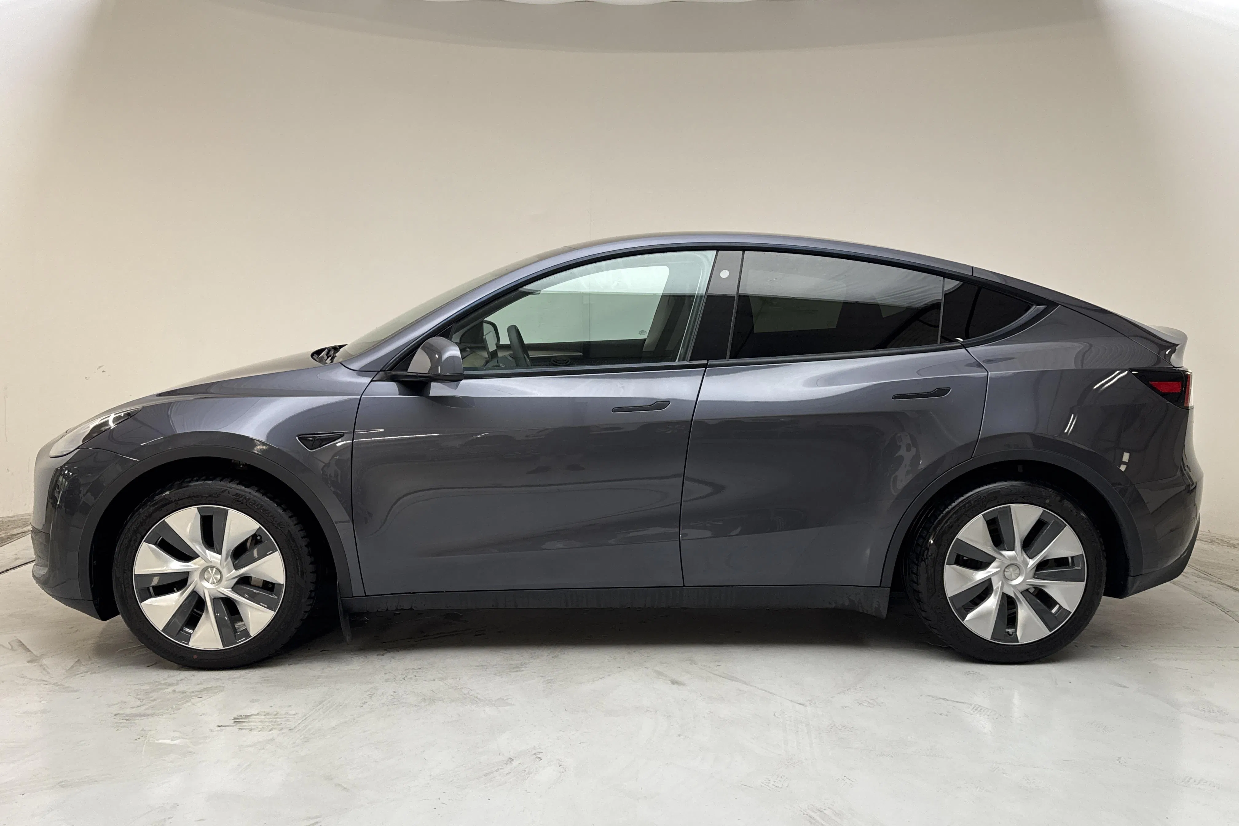 Presentationsfoto 2 av 19: Tesla Model Y RWD - 6 253 mil - Automat - grå - 2023