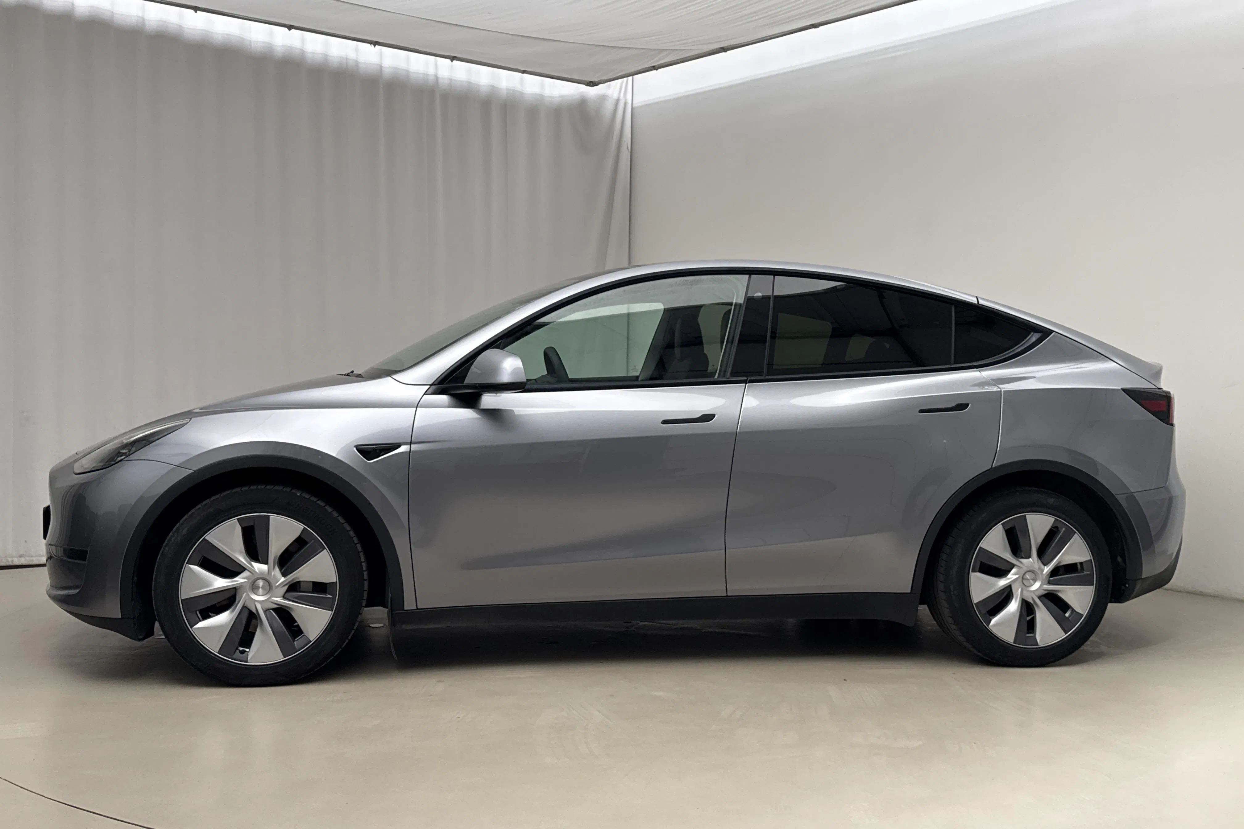 Presentation photo 2 of 23: Tesla Model Y Long Range Dual Motor AWD - 7 716 Scandinavian mile - Automatic - gray - 2023