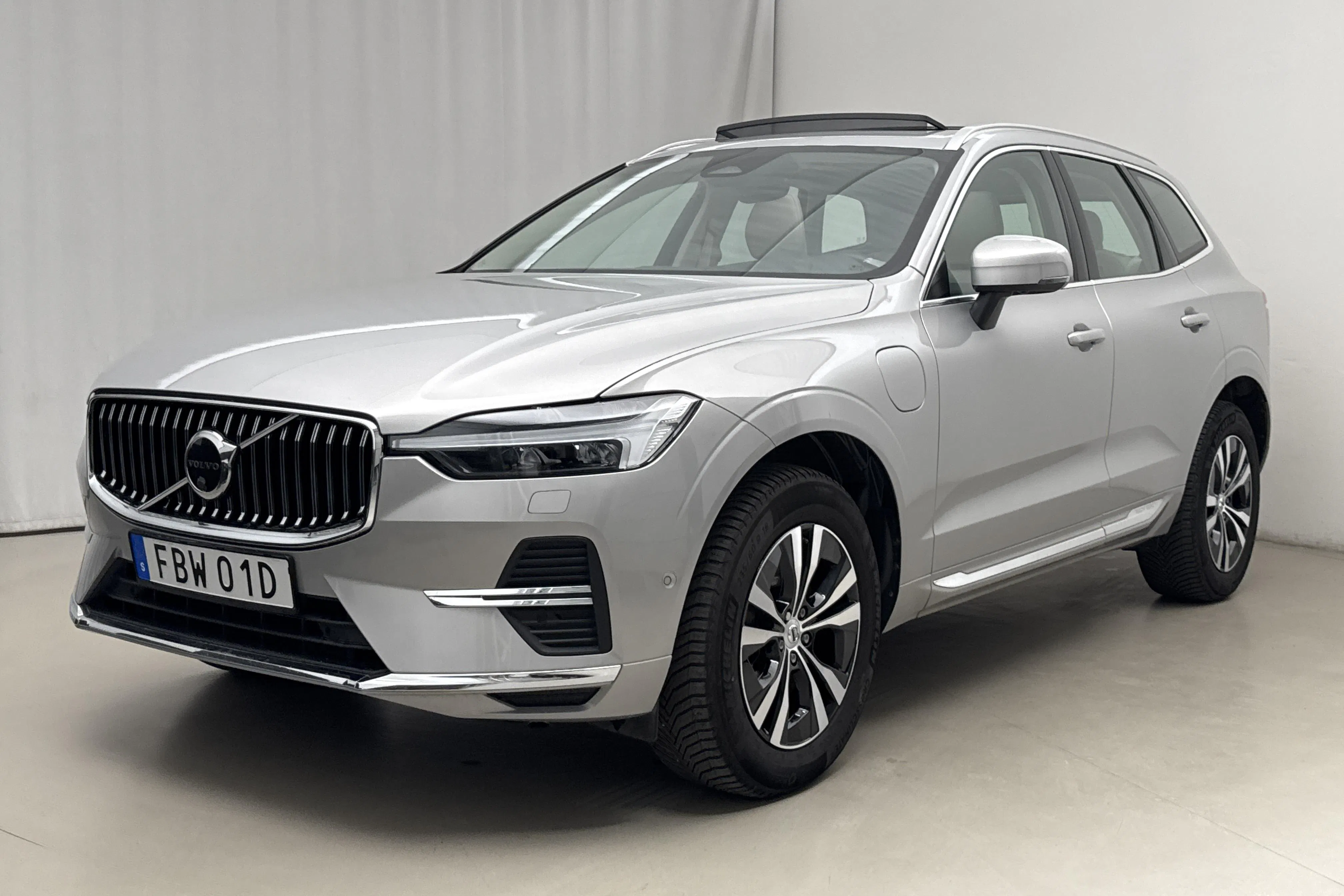 Presentation photo 1 of 25: Volvo XC60 T6 AWD Recharge (350hk) - 5 060 Scandinavian mile - Automatic - silver - 2023