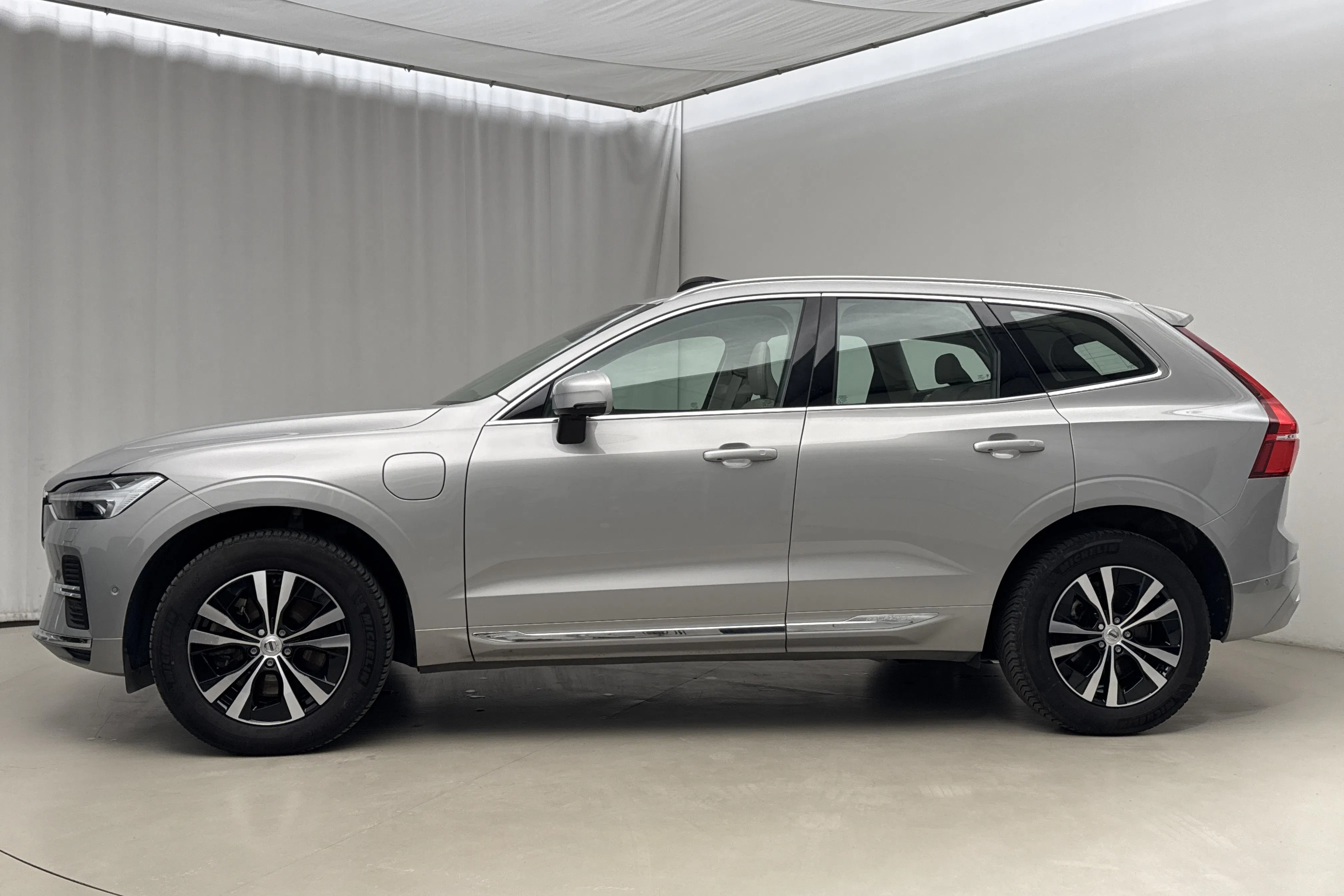 Presentation photo 2 of 25: Volvo XC60 T6 AWD Recharge (350hk) - 5 060 Scandinavian mile - Automatic - silver - 2023