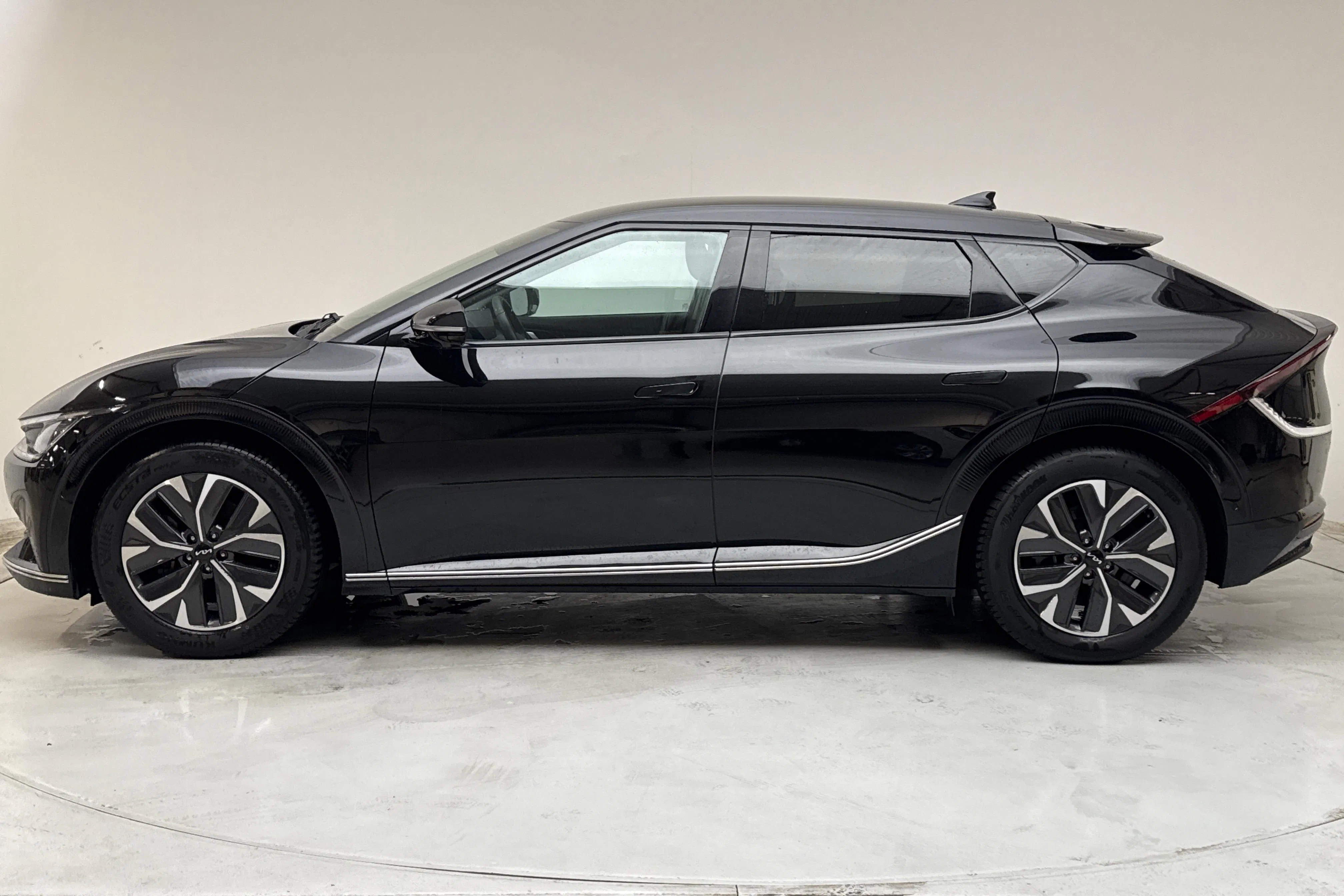 Presentationsfoto 2 av 17: KIA EV6 RWD (228hk) - 4 555 mil - Automat - svart - 2023