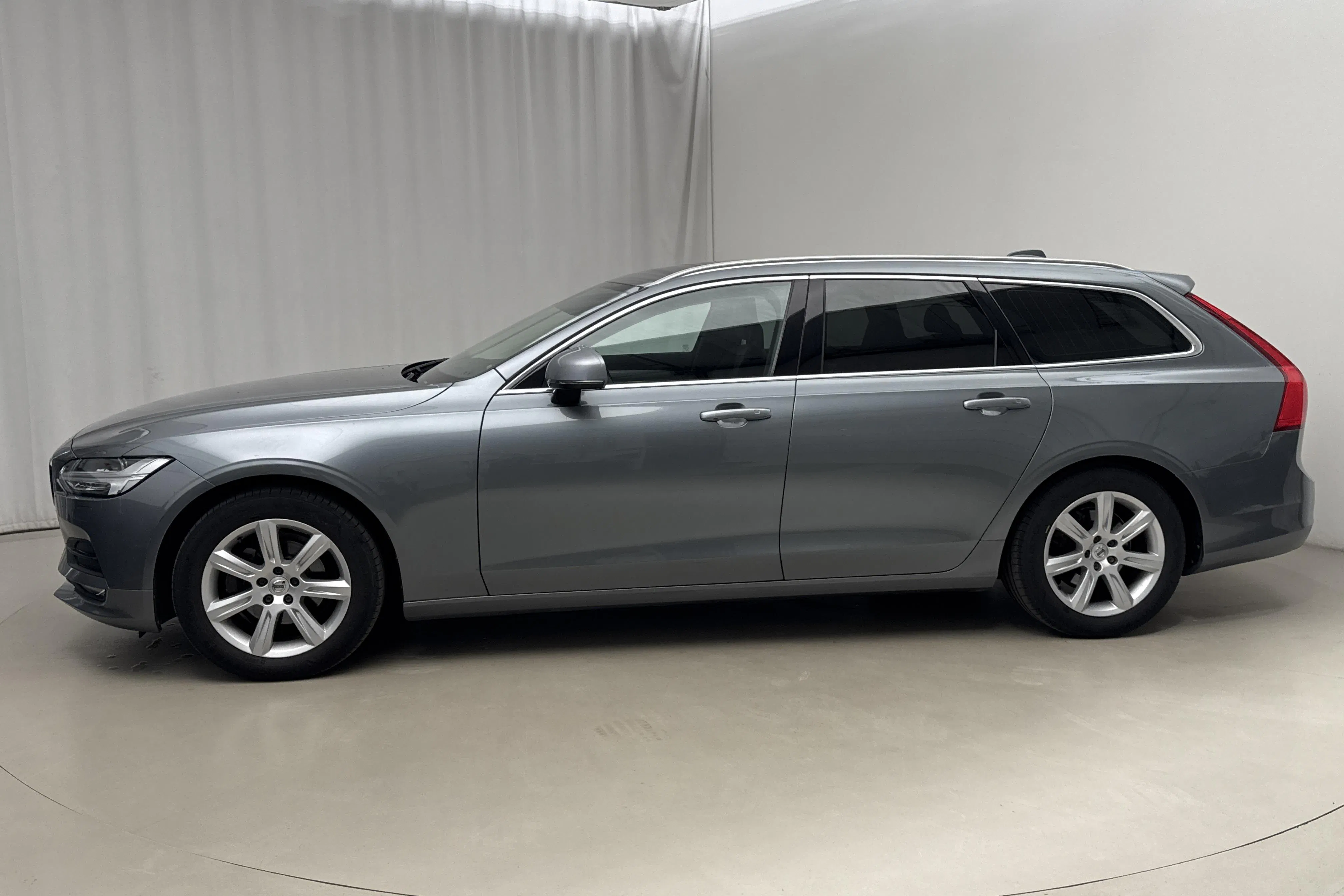 Presentationsfoto 2 av 12: Volvo V90 D3 AWD (150hk) - 13 581 mil - Automat - grå - 2018