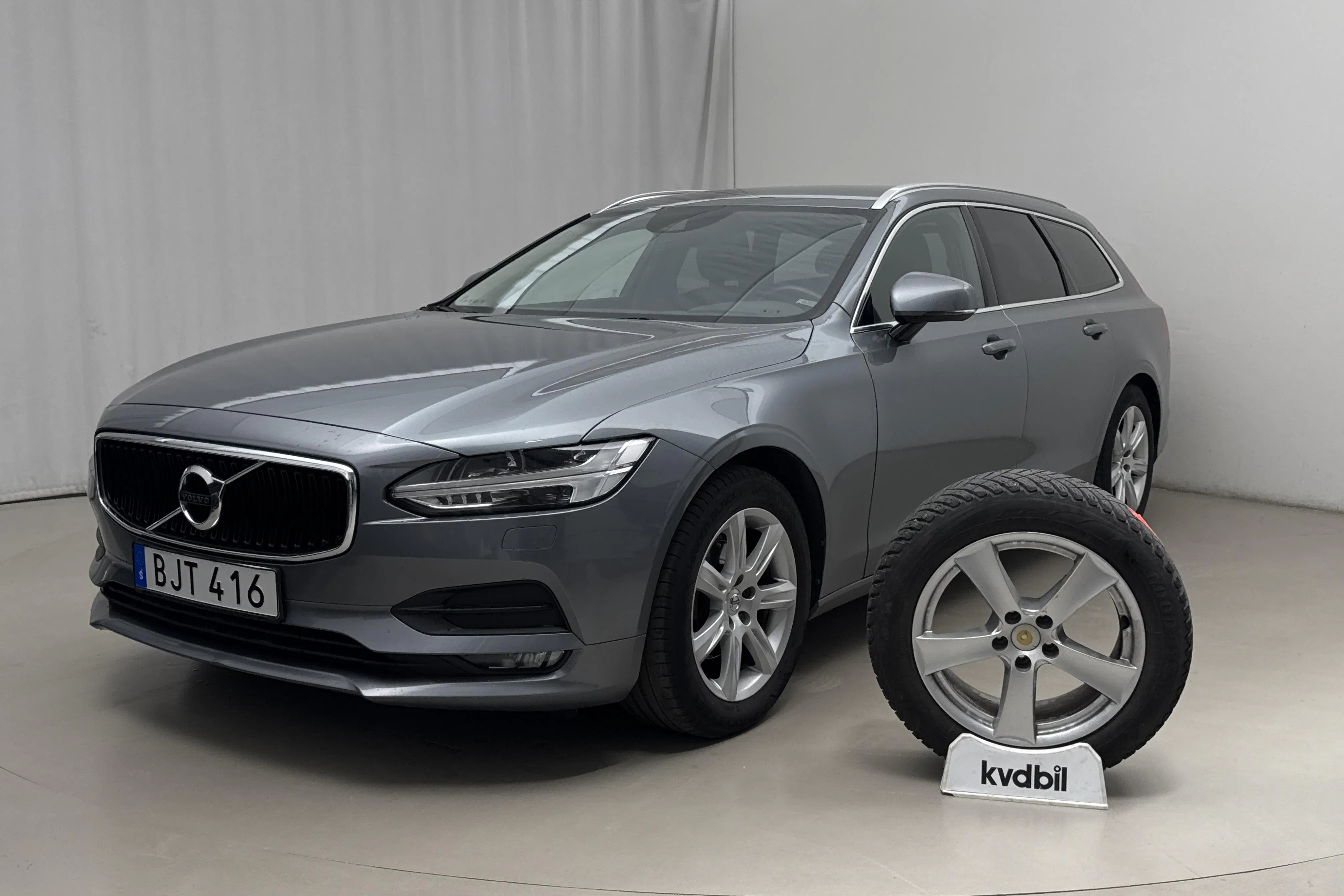 Presentationsfoto 1 av 12: Volvo V90 D3 AWD (150hk) - 13 581 mil - Automat - grå - 2018