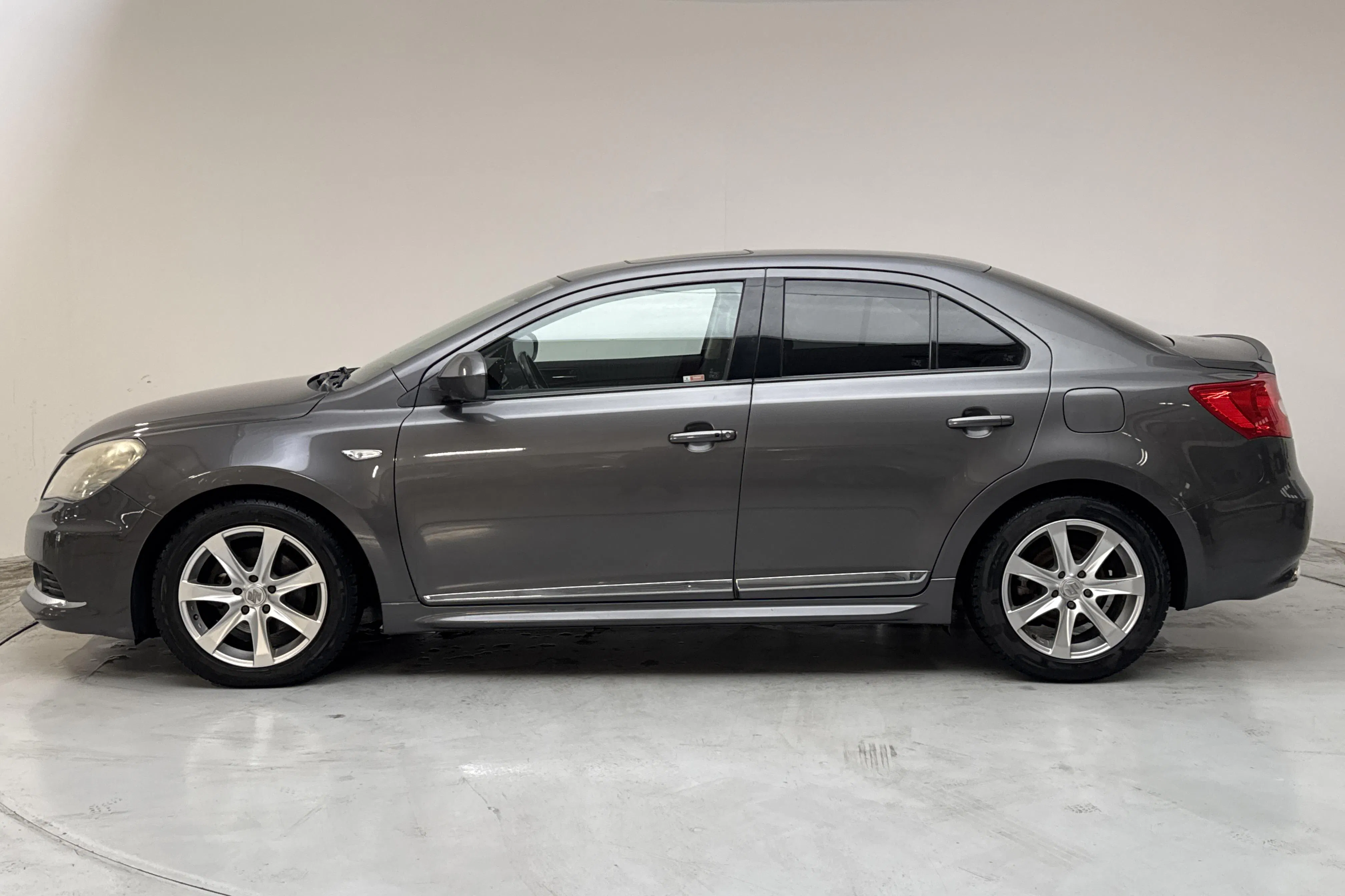 Presentationsfoto 2 av 13: Suzuki Kizashi 2.4 4Grip (185hk) - 24 485 mil - Automat - grå - 2011