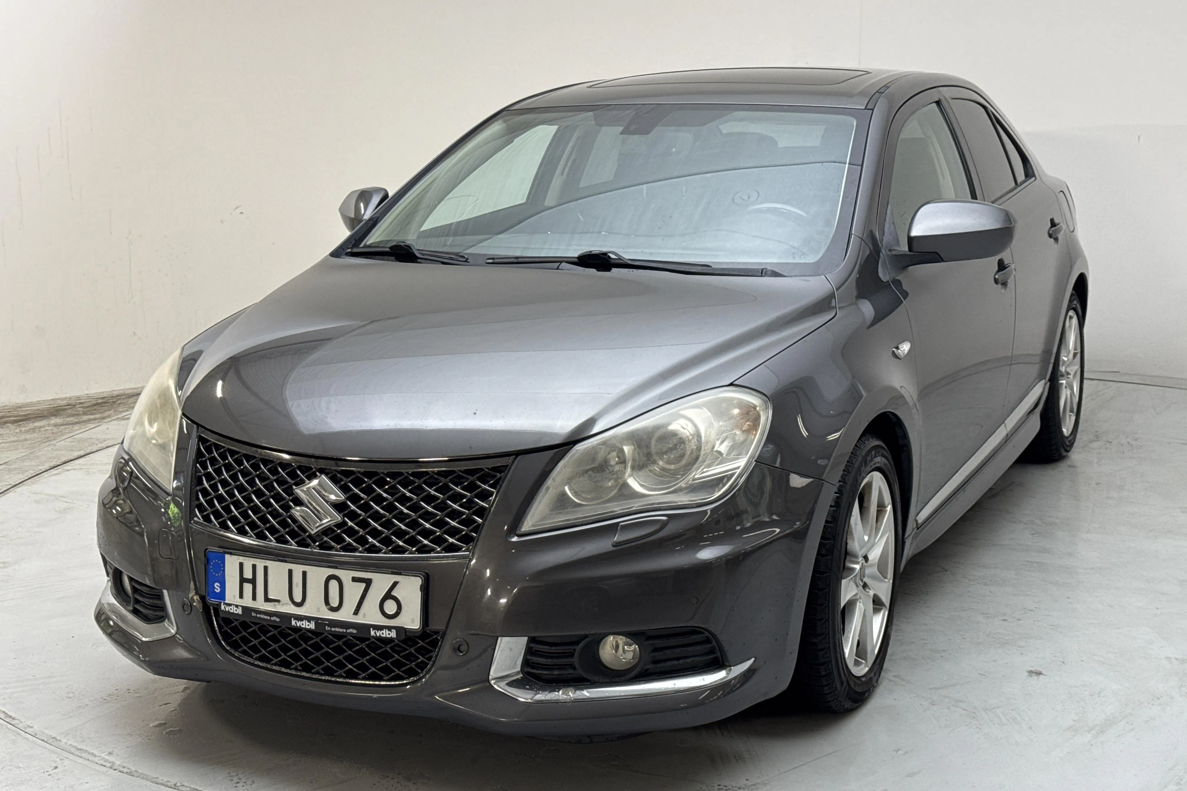 Presentationsfoto 1 av 13: Suzuki Kizashi 2.4 4Grip (185hk) - 24 485 mil - Automat - grå - 2011