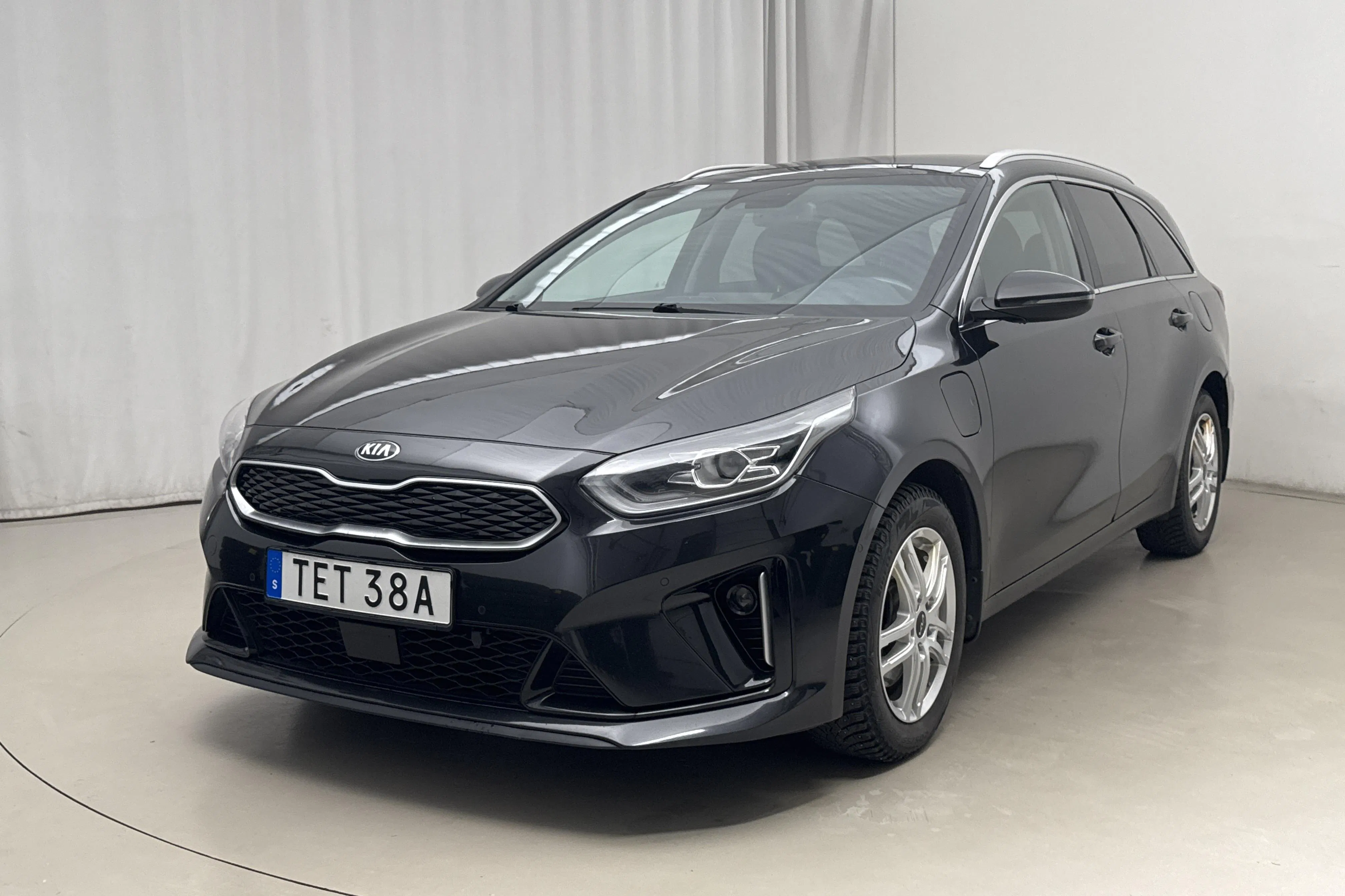 Presentationsfoto 1 av 16: KIA Ceed 1.6 Plug-in Hybrid SW (141hk) - 10 775 mil - Automat - svart - 2021