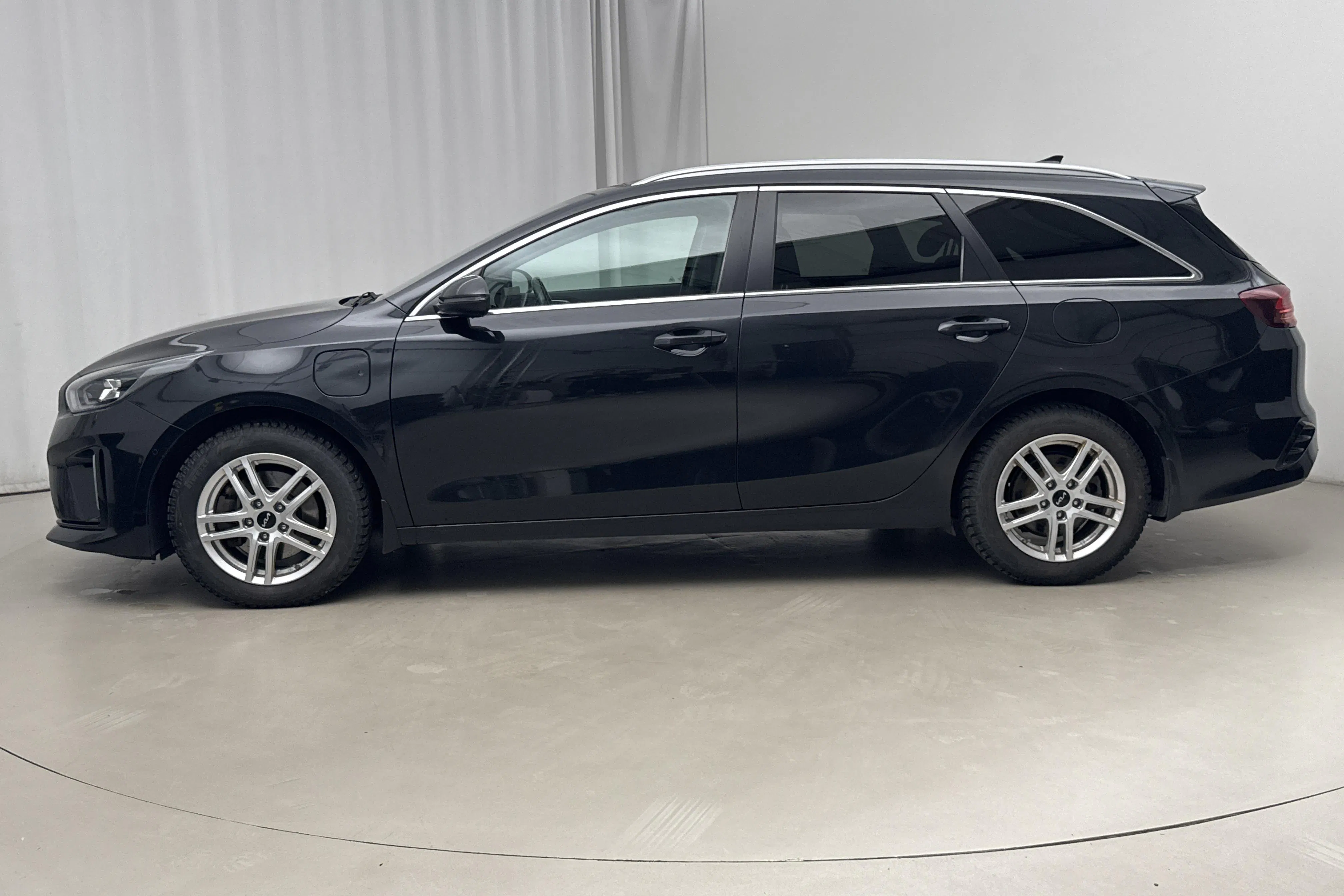 Presentationsfoto 2 av 16: KIA Ceed 1.6 Plug-in Hybrid SW (141hk) - 10 775 mil - Automat - svart - 2021