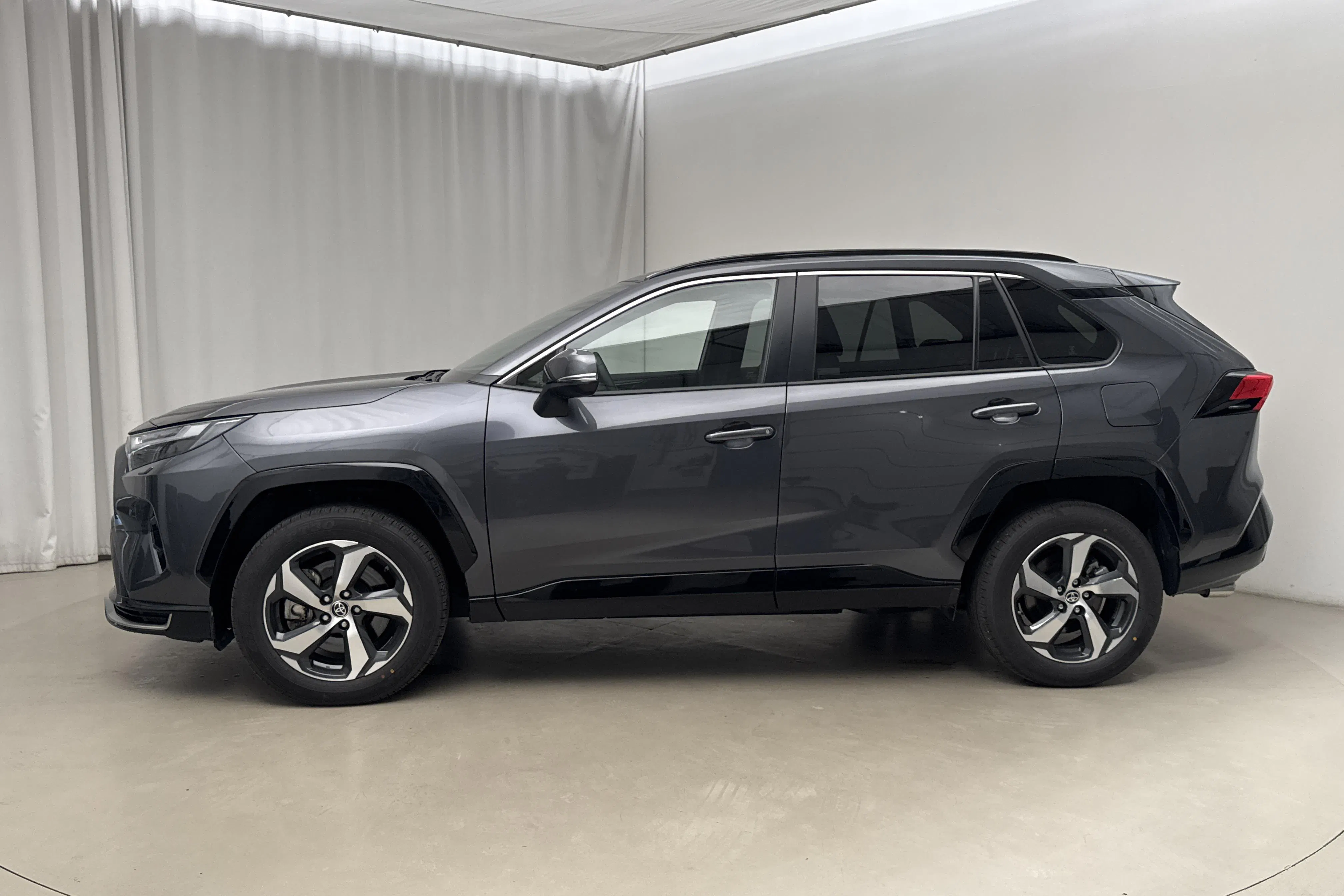 Presentationsfoto 2 av 16: Toyota RAV4 2.5 Plug-in Hybrid AWDi (306hk) - 763 mil - Automat - Mörkgrå - 2025
