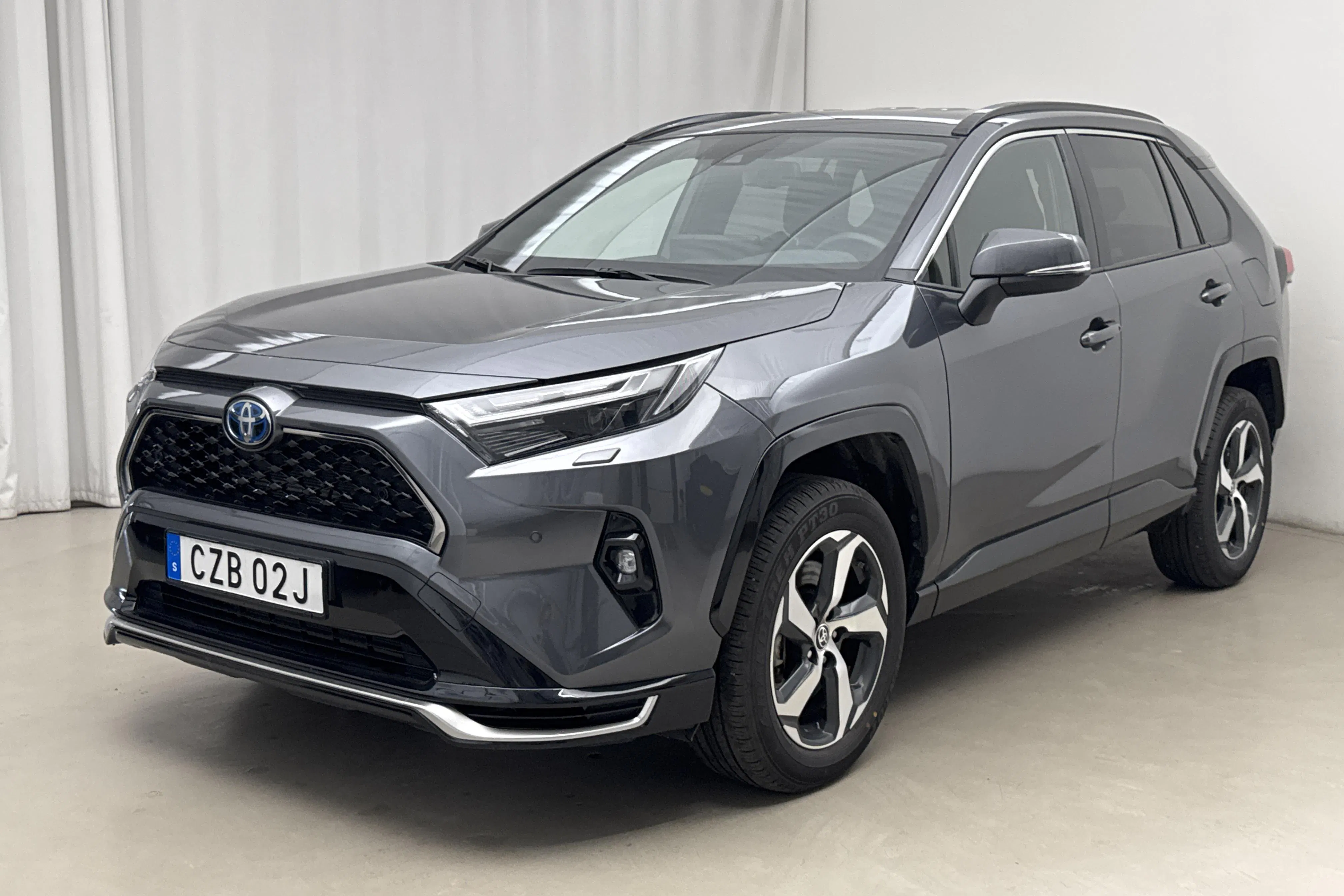 Presentationsfoto 1 av 16: Toyota RAV4 2.5 Plug-in Hybrid AWDi (306hk) - 763 mil - Automat - Mörkgrå - 2025