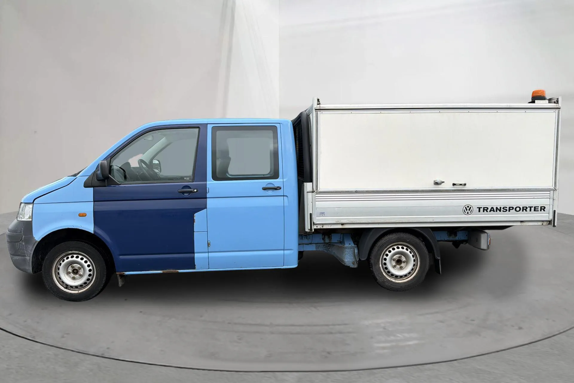 Presentation photo 2 of 15: VW Transporter T5 2.5 TDI Pickup (130hk) - 210 970 km - Automatic - light blue - 2008