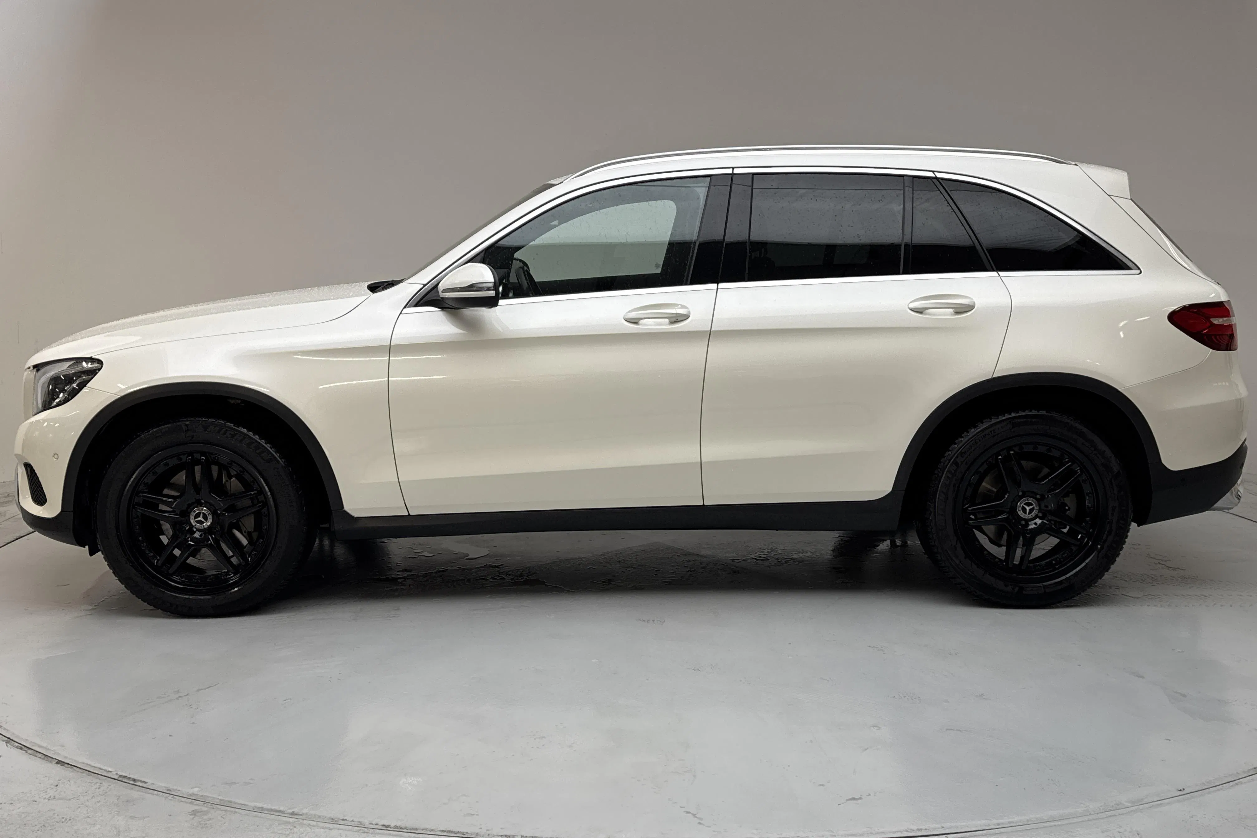 Presentationsfoto 2 av 13: Mercedes GLC 220 d 4MATIC X253 (170hk) - 13 545 mil - Automat - vit - 2017