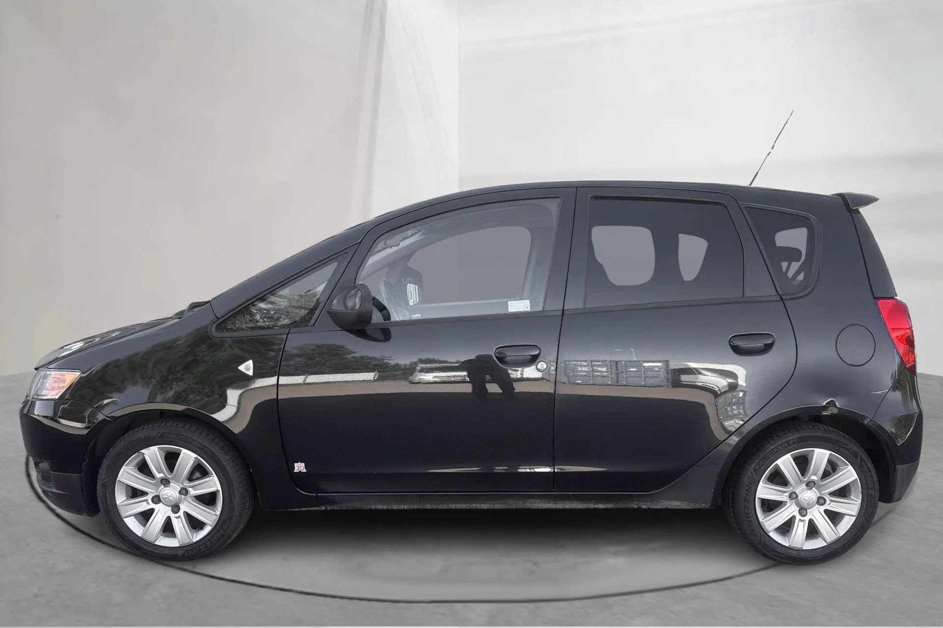 Presentationsfoto 2 av 13: Mitsubishi Colt 1.3 5dr (95hk) - 15 902 mil - Manuell - svart - 2011