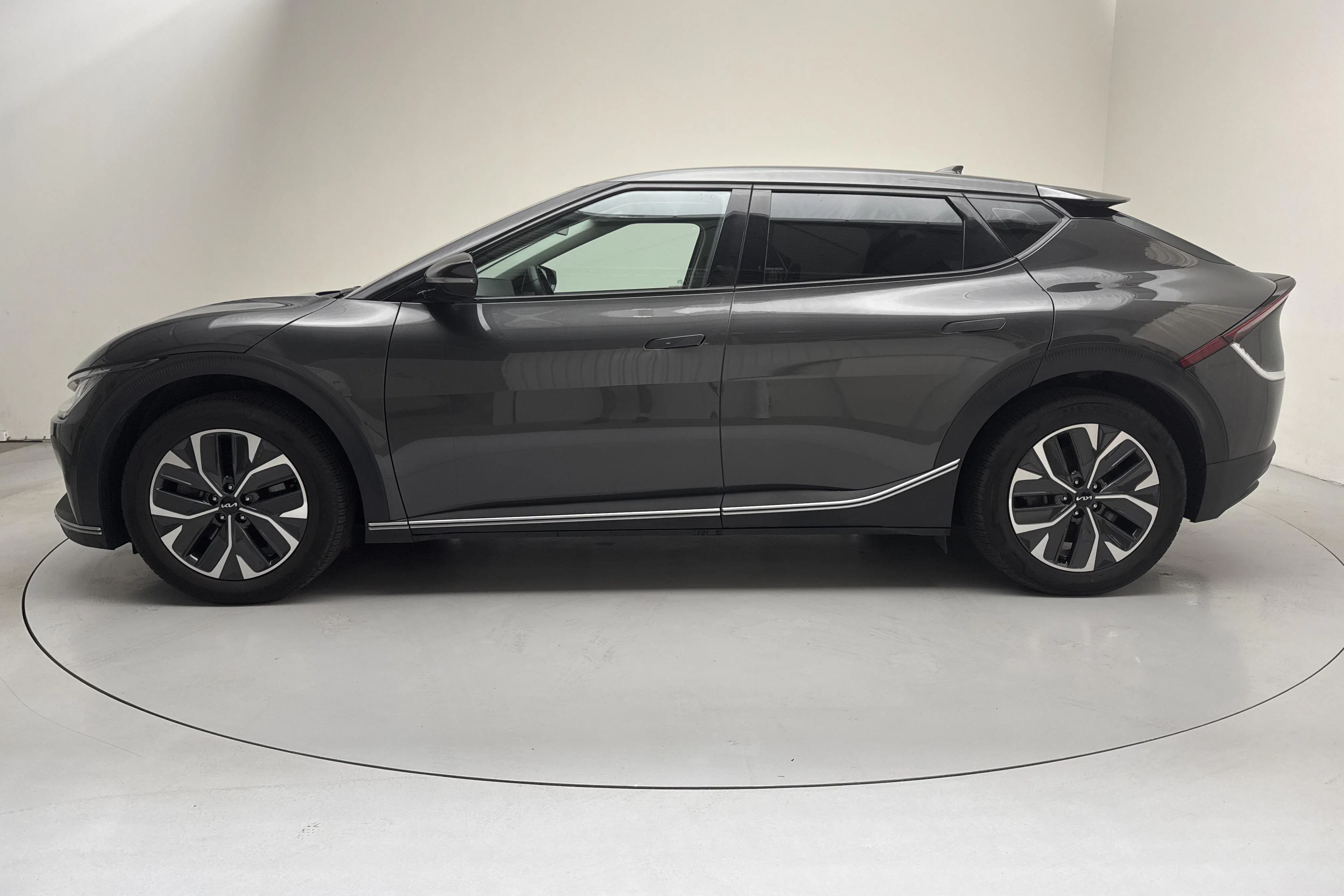 Presentationsfoto 2 av 17: KIA EV6 RWD (228hk) - 7 213 mil - Automat - grå - 2023
