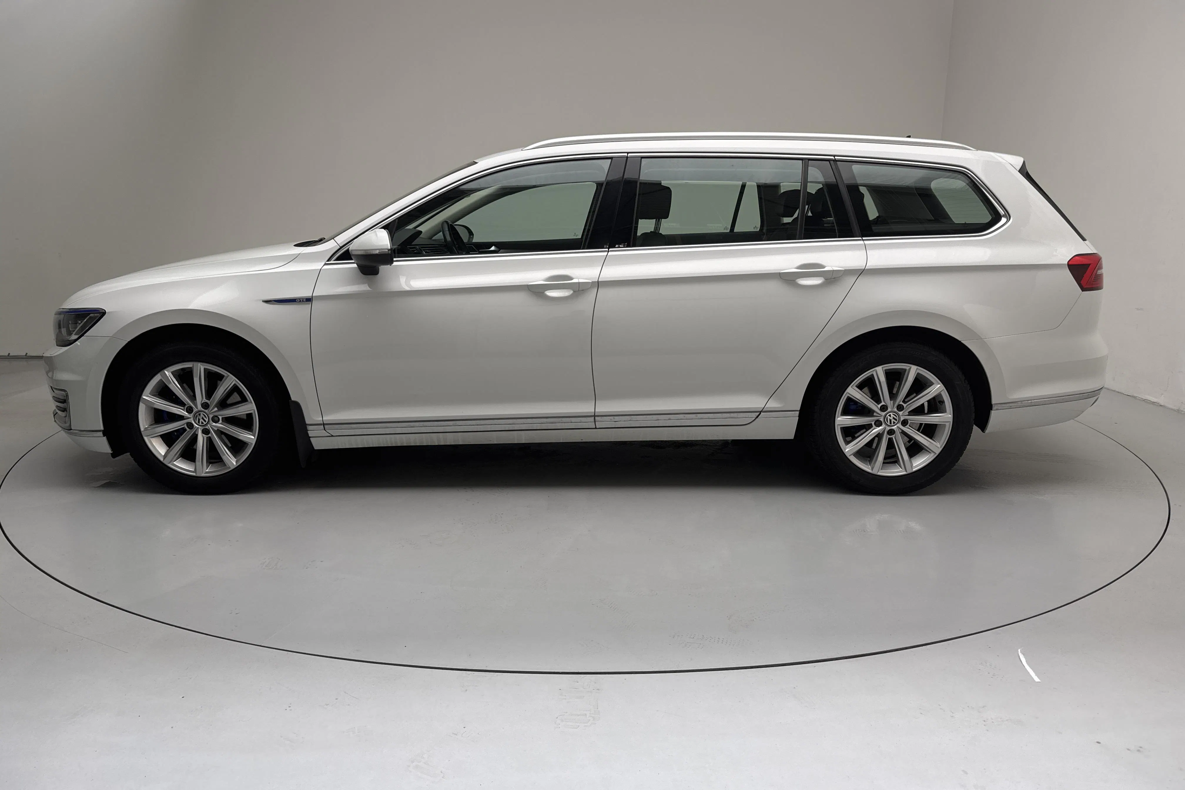 Presentationsfoto 2 av 17: VW Passat 1.4 Plug-in-Hybrid Sportscombi (218hk) - 21 487 mil - Automat - vit - 2018