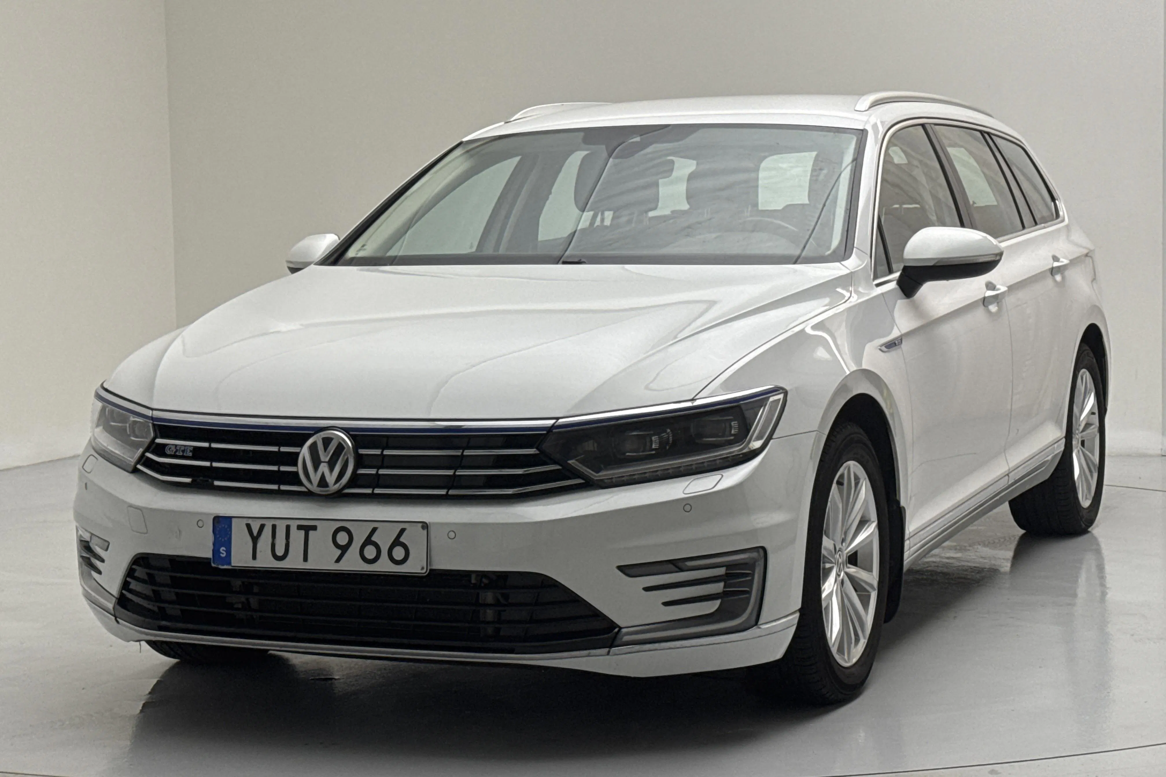 Presentationsfoto 1 av 17: VW Passat 1.4 Plug-in-Hybrid Sportscombi (218hk) - 21 487 mil - Automat - vit - 2018