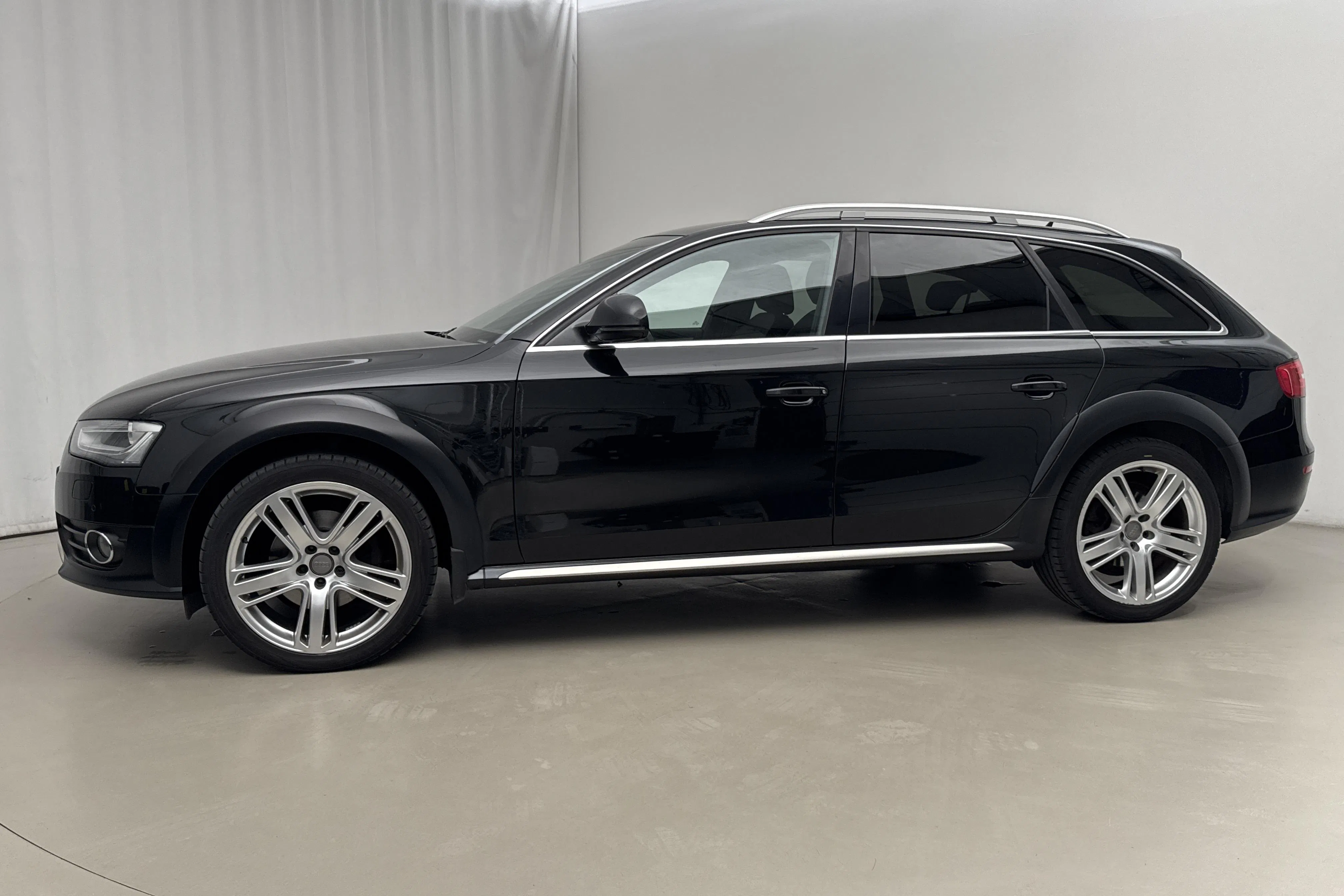 Presentationsfoto 2 av 18: Audi A4 Allroad 2.0 TDI clean diesel Avant quattro (190hk) - 11 235 mil - Automat - svart - 2015