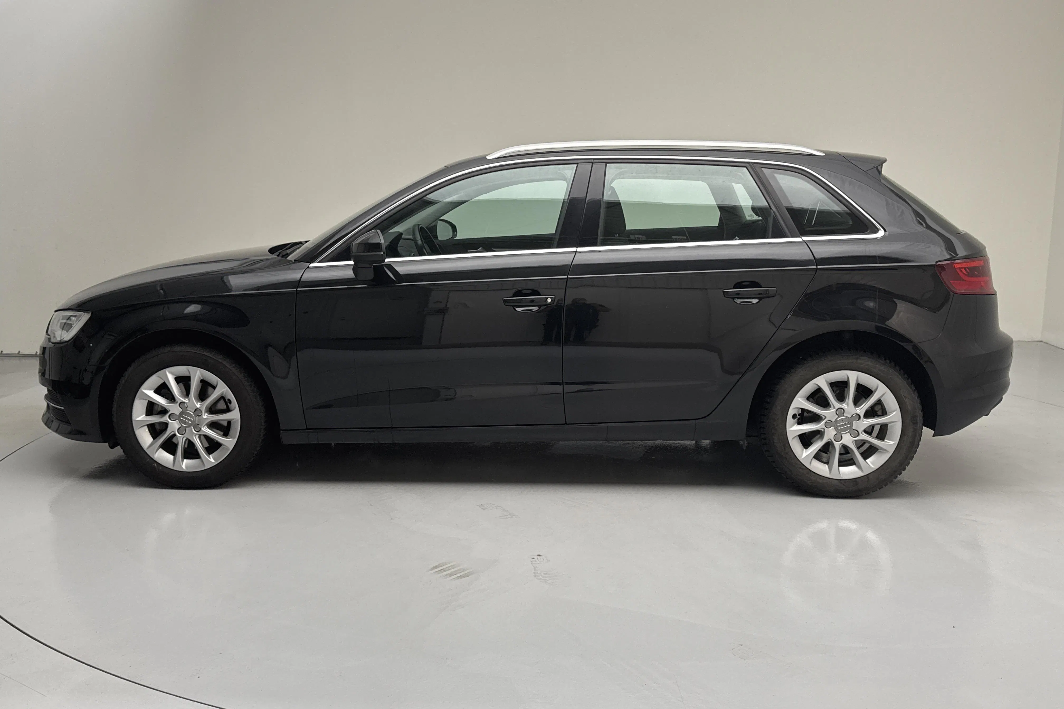 Presentation photo 2 of 12: Audi A3 1.2 TFSI Sportback (110hk) - 57 080 km - Manual - black - 2016