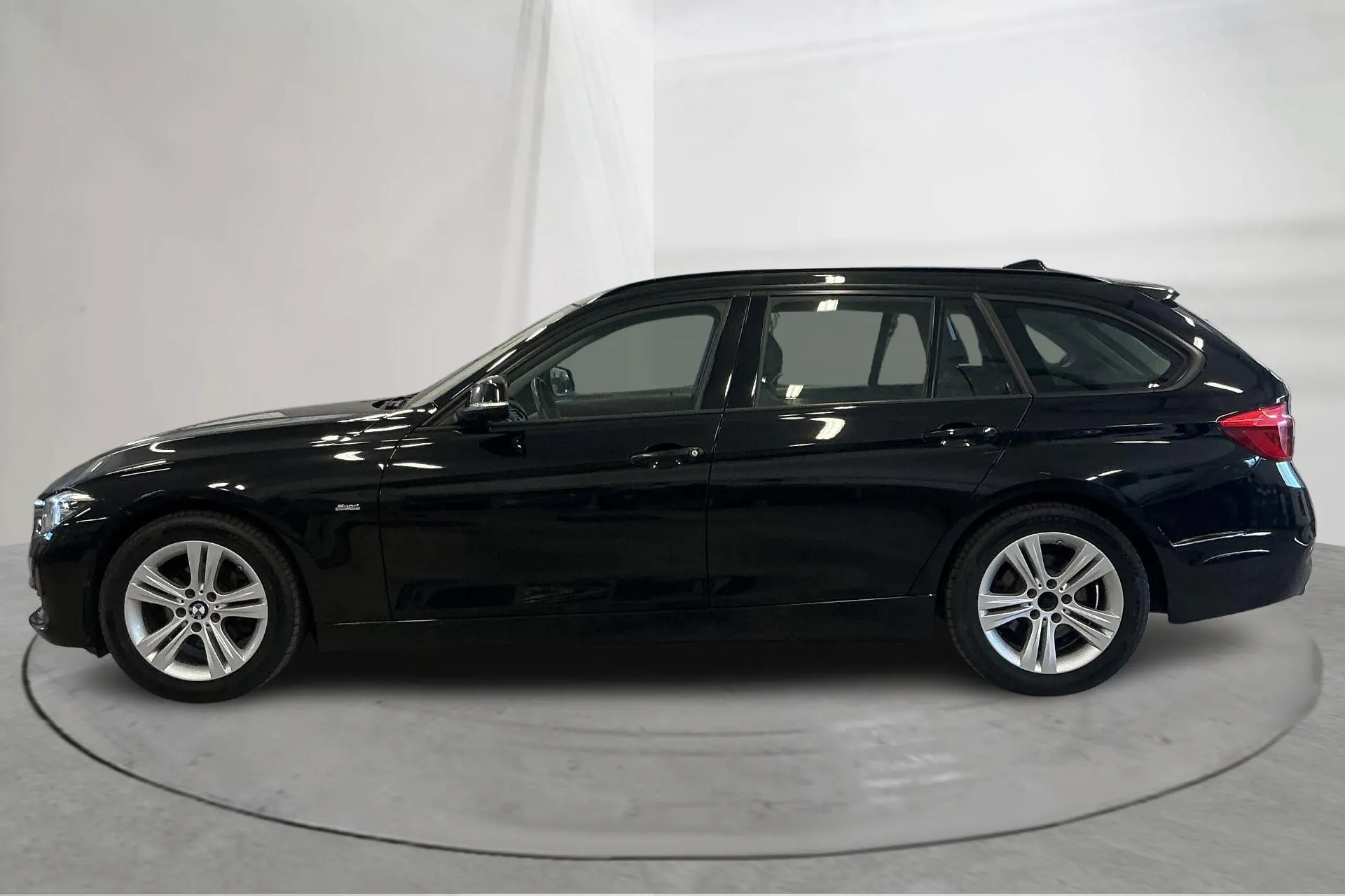 Presentationsfoto 2 av 12: BMW 318d Touring, F31 (150hk) - 10 919 mil - Automat - svart - 2016