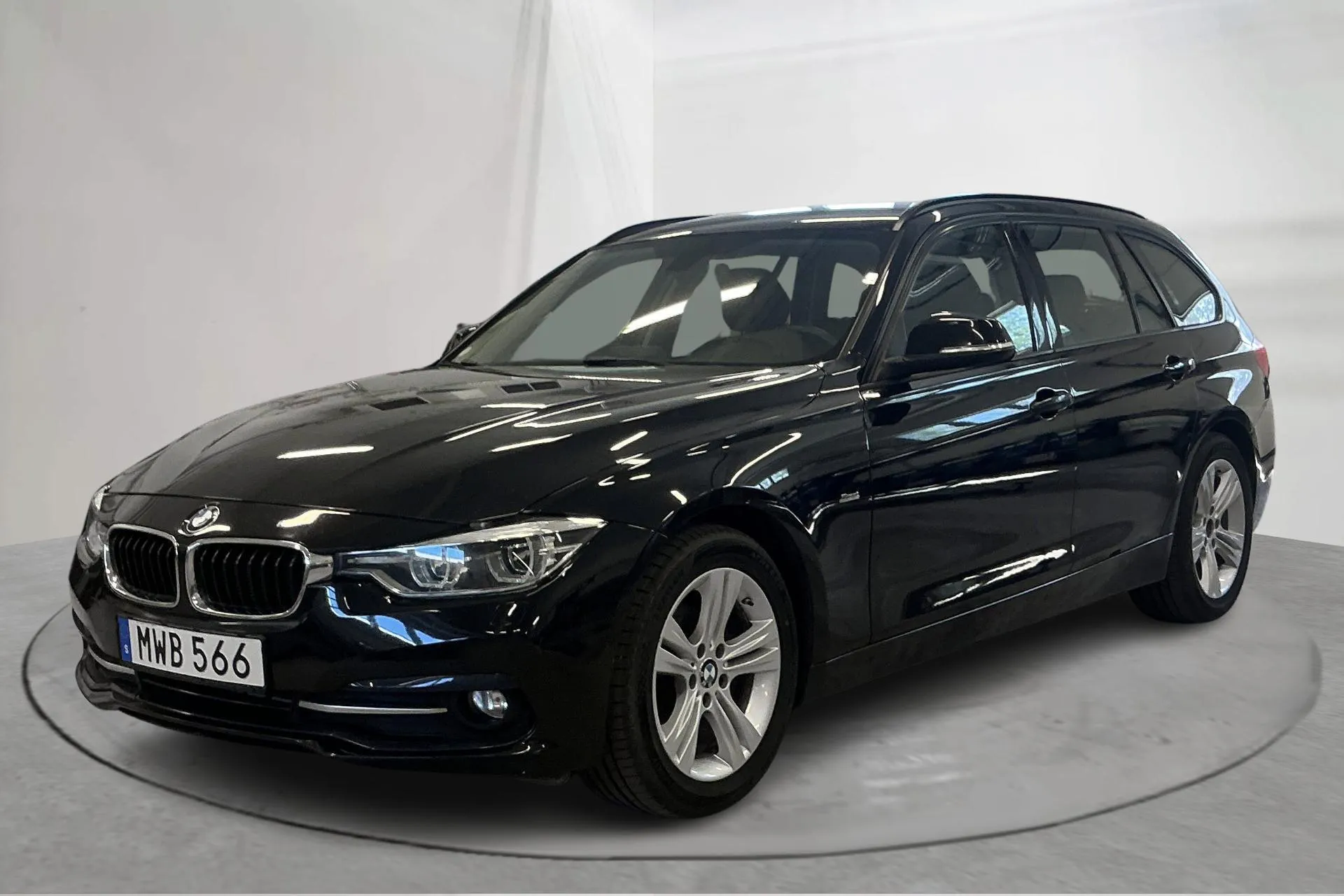Presentationsfoto 1 av 12: BMW 318d Touring, F31 (150hk) - 10 919 mil - Automat - svart - 2016