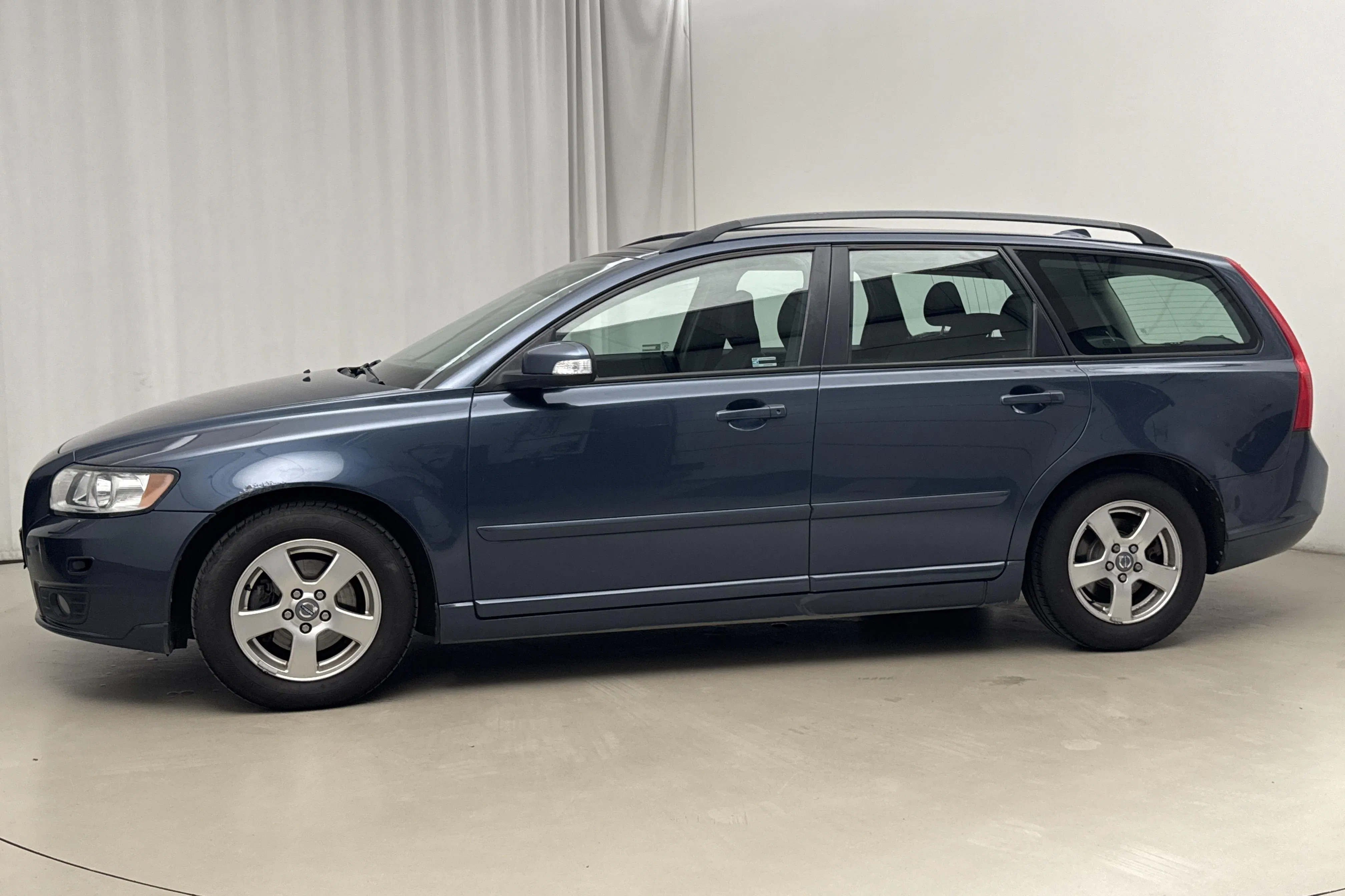 Presentationsfoto 2 av 14: Volvo V50 1.8F (125hk) - 21 730 mil - Manuell - blå - 2009
