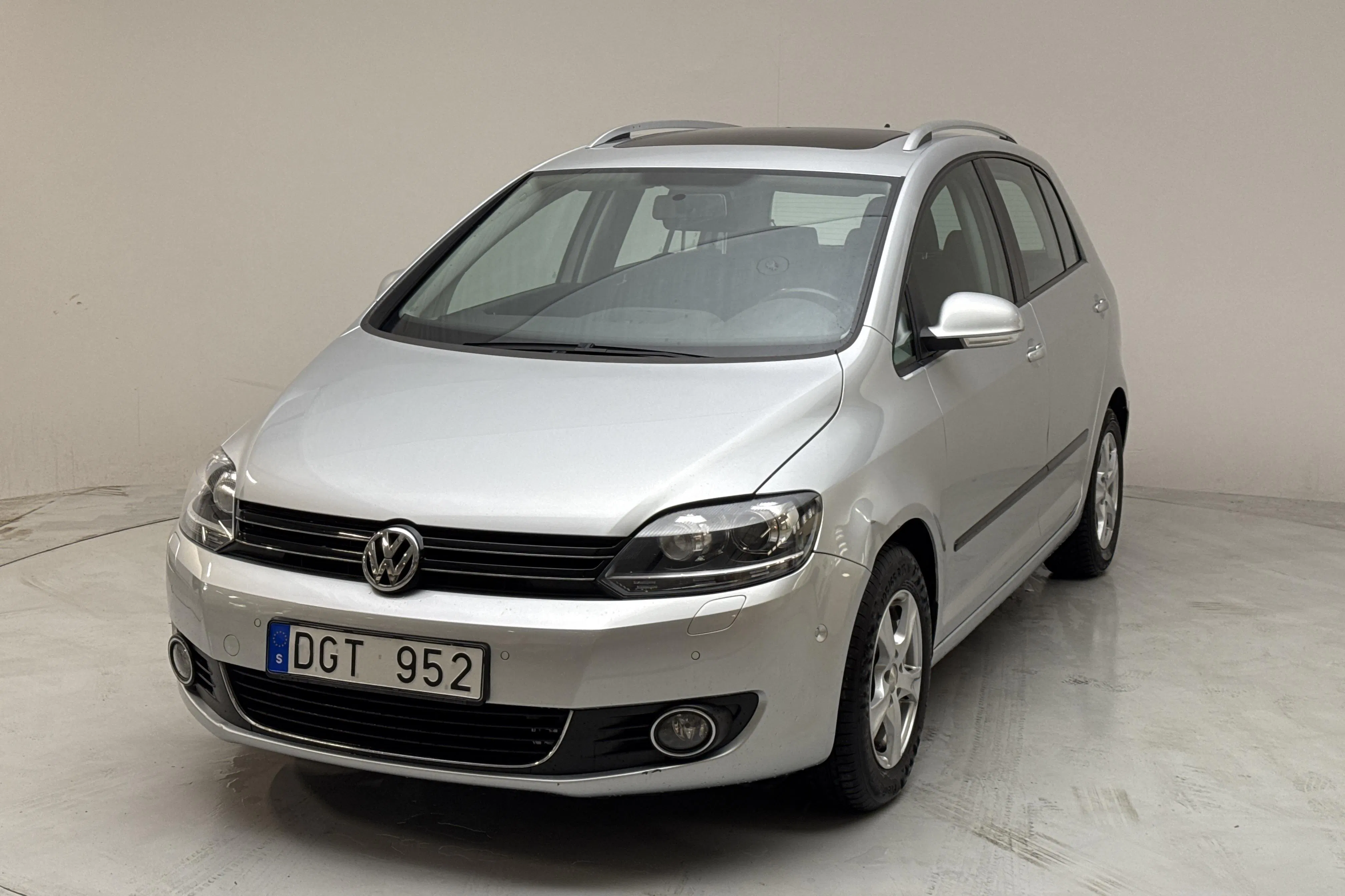 Presentation photo 1 of 13: VW Golf VI 1.4 TSI Plus (122hk) - 4 445 Scandinavian mile - Automatic - light grey - 2011