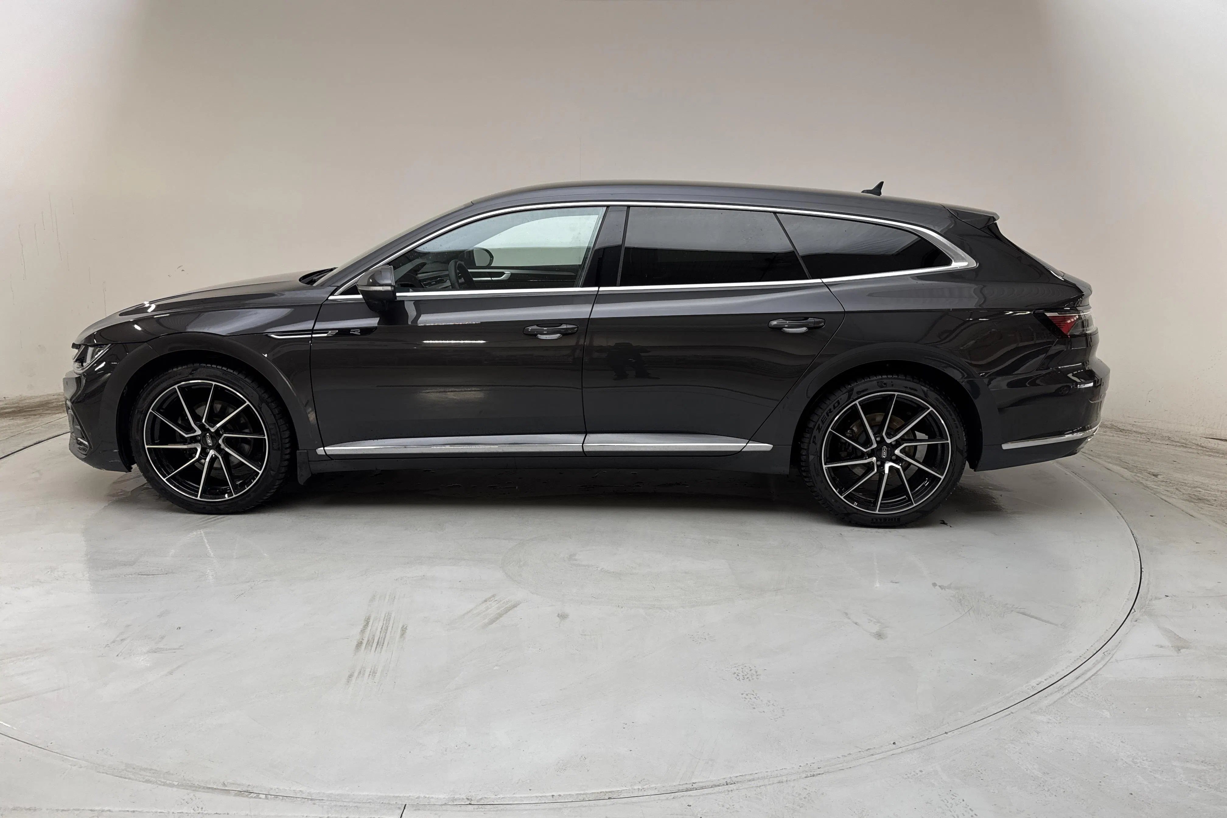 Presentation photo 2 of 18: VW Arteon Shooting Brake eHybrid 1.4 TSI (218hk) - 183 360 km - Automatic - dark grey - 2021