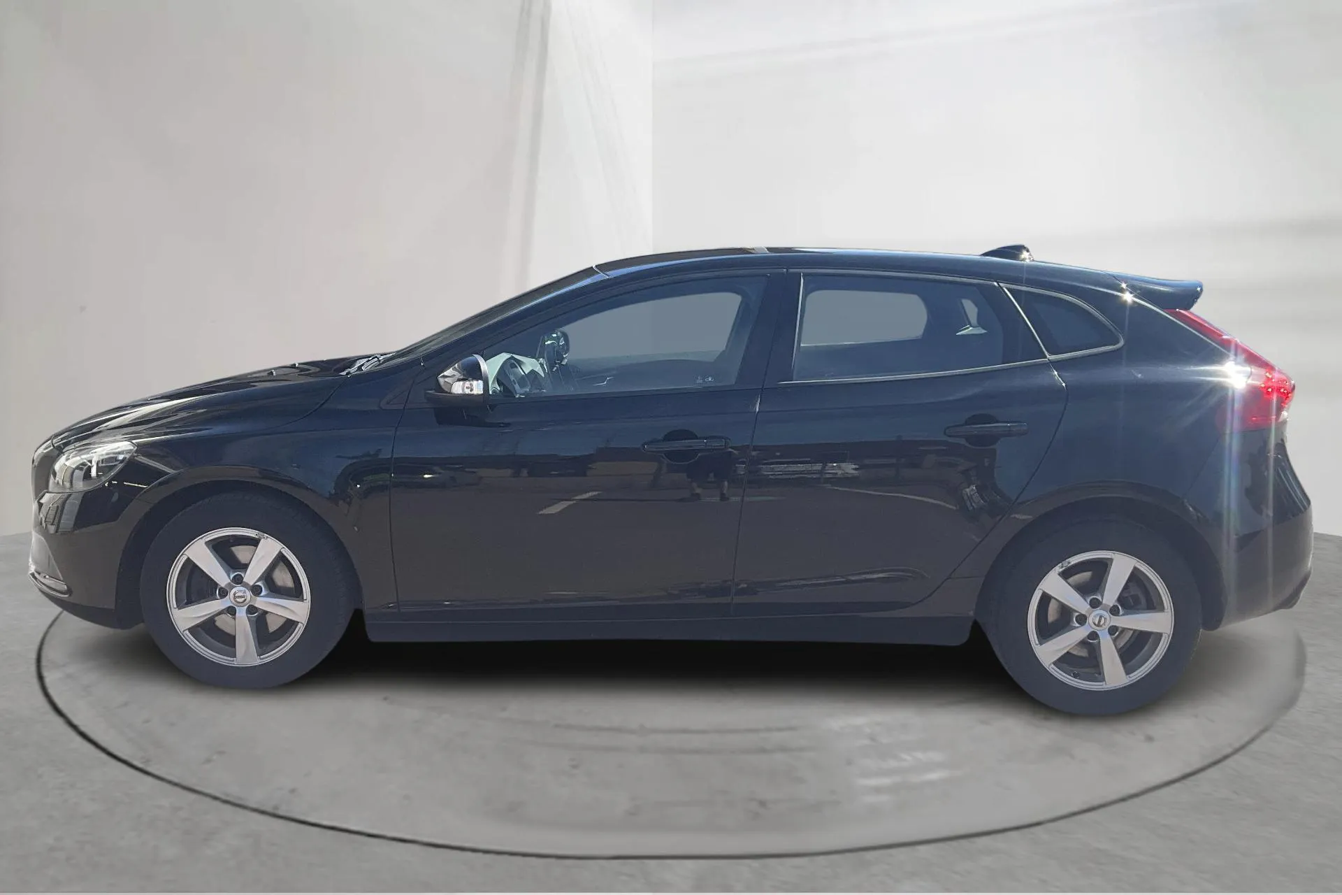 Presentationsfoto 2 av 13: Volvo V40 T3 (152hk) - 7 758 mil - Manuell - svart - 2017