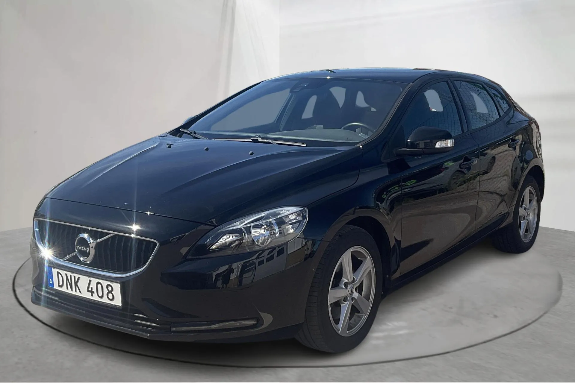 Presentationsfoto 1 av 13: Volvo V40 T3 (152hk) - 7 758 mil - Manuell - svart - 2017