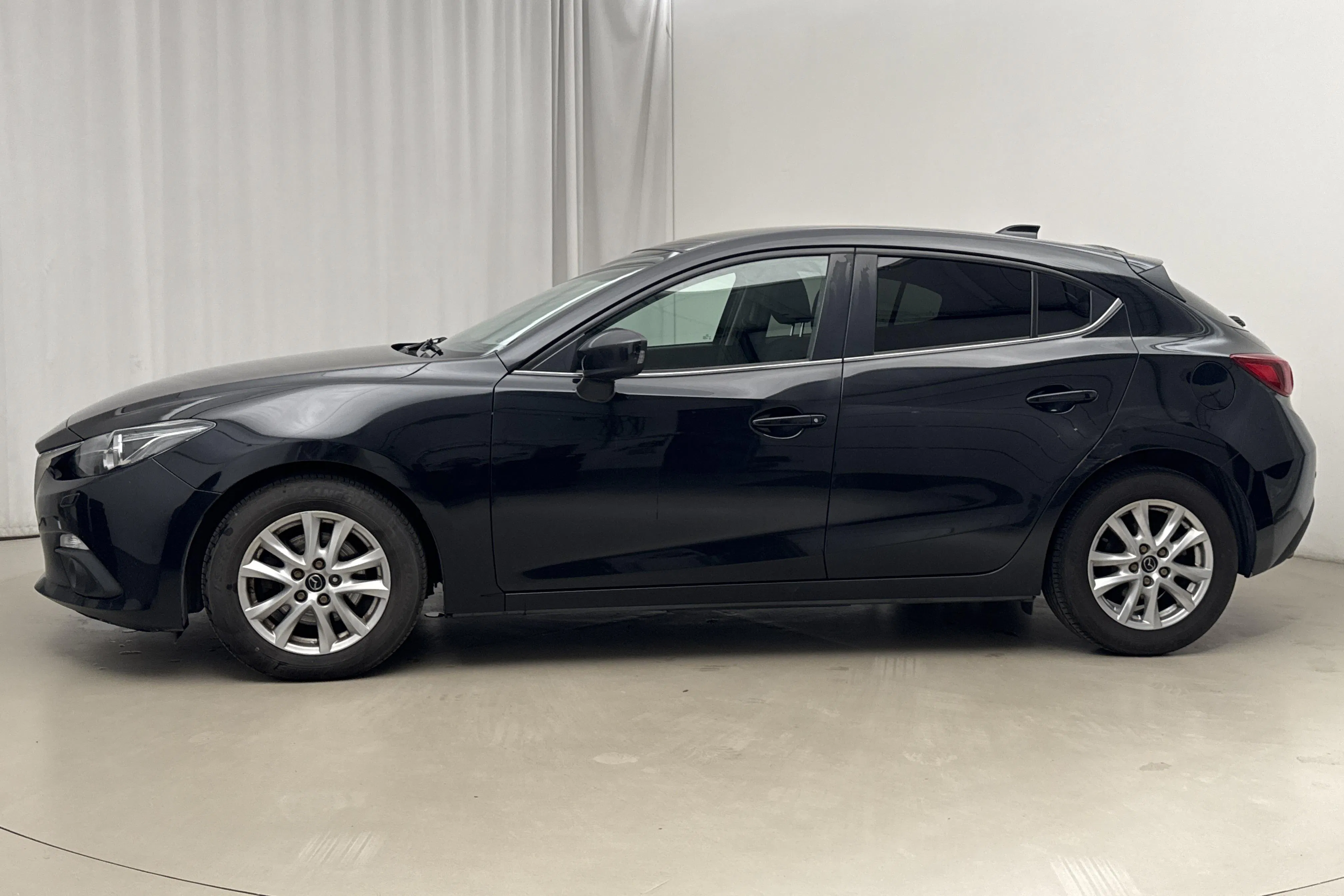Presentationsfoto 2 av 15: Mazda 3 2.0 5dr (120hk) - 16 009 mil - Automat - svart - 2015