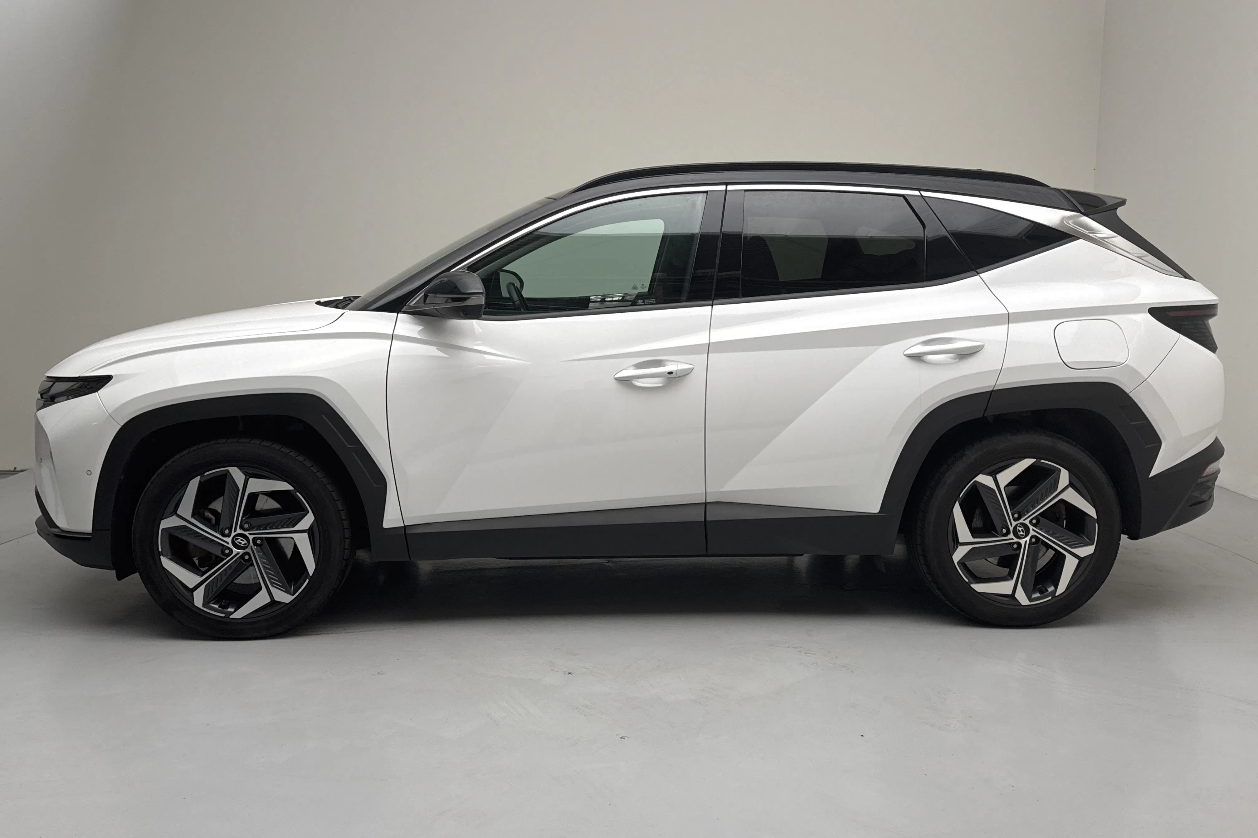 Presentationsfoto 2 av 17: Hyundai Tucson 1.6 GDI plug-in hybrid 4WD (265hk) - 10 968 mil - Automat - vit - 2022