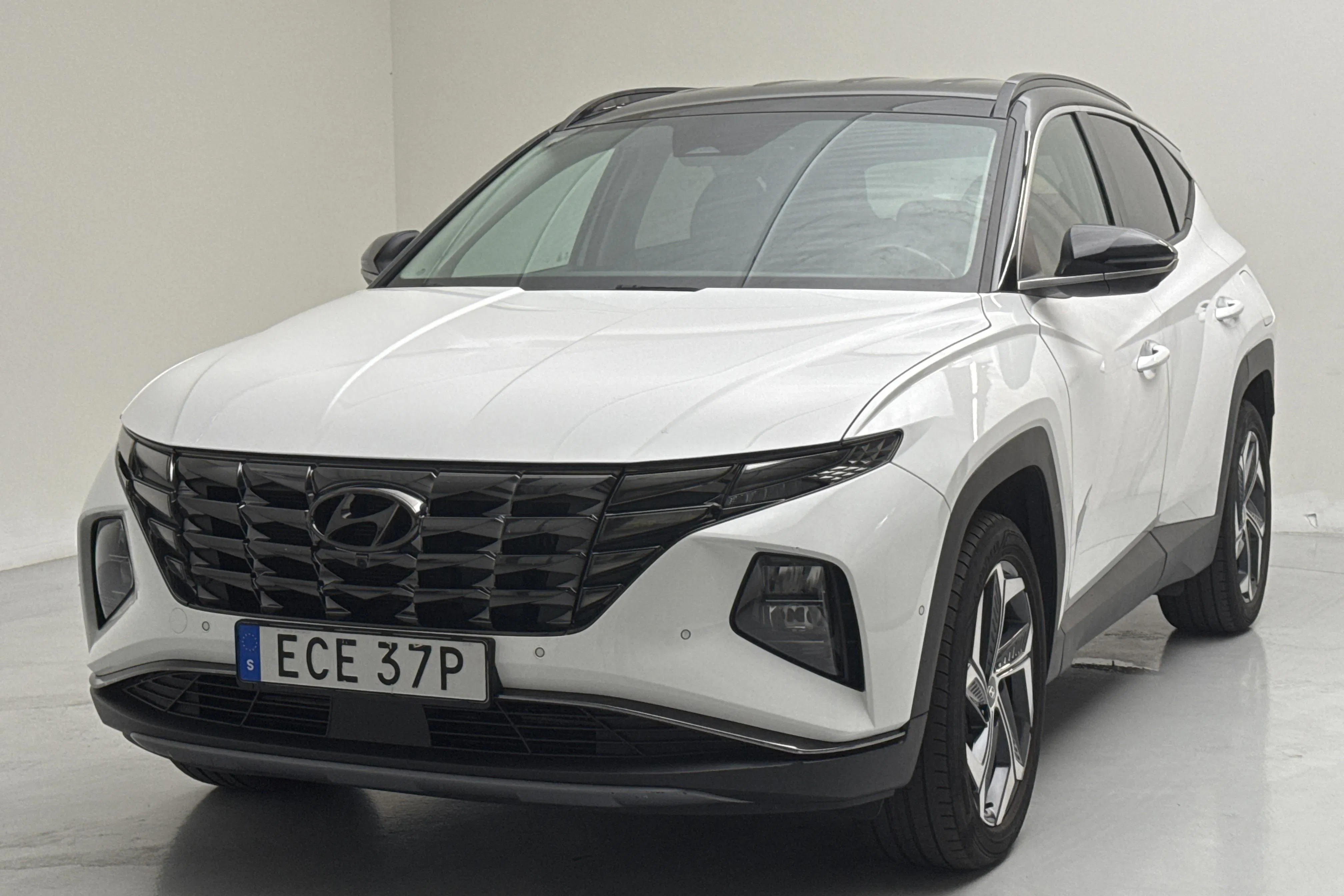 Presentationsfoto 1 av 17: Hyundai Tucson 1.6 GDI plug-in hybrid 4WD (265hk) - 10 968 mil - Automat - vit - 2022