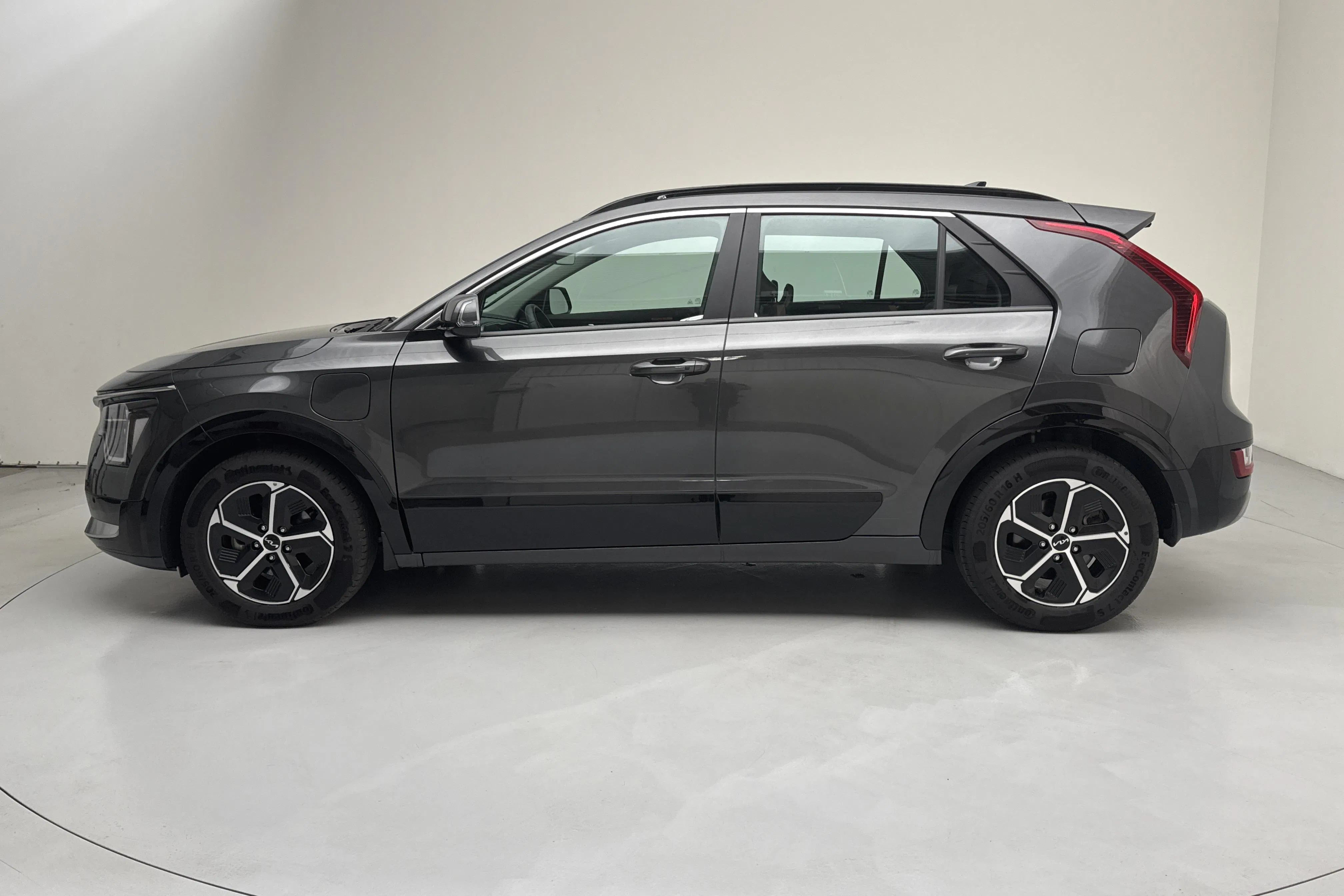 Presentationsfoto 2 av 17: KIA Niro Plug-in Hybrid (183hk) - 5 824 mil - Automat - Mörkgrå - 2024