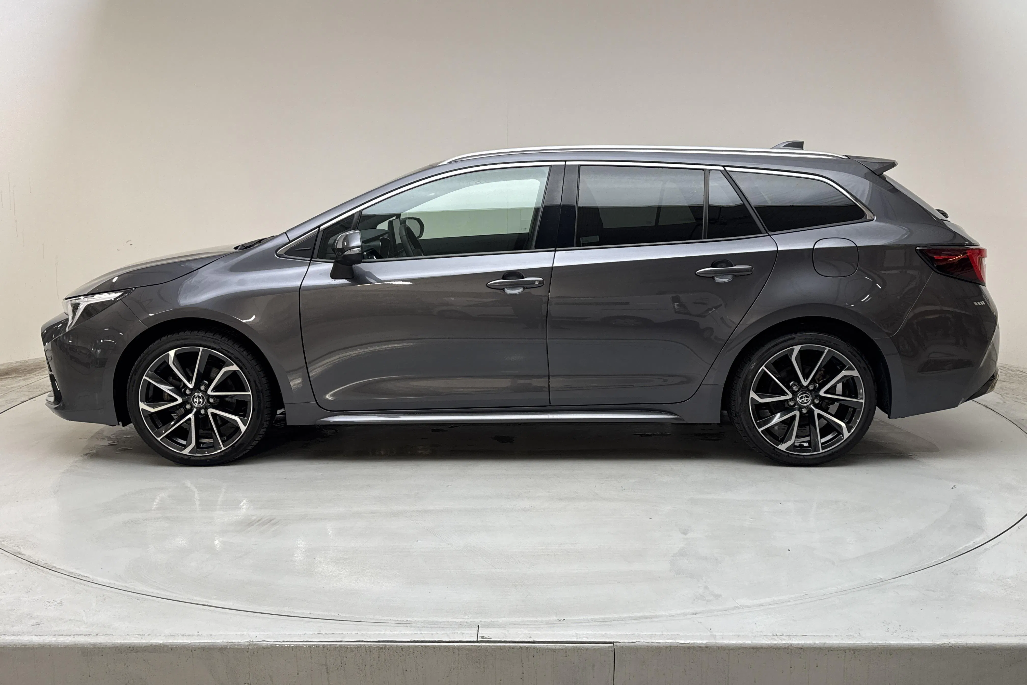 Presentationsfoto 2 av 18: Toyota Corolla 2.0 Hybrid Touring Sports (196hk) - 2 096 mil - Automat - Mörkgrå - 2023