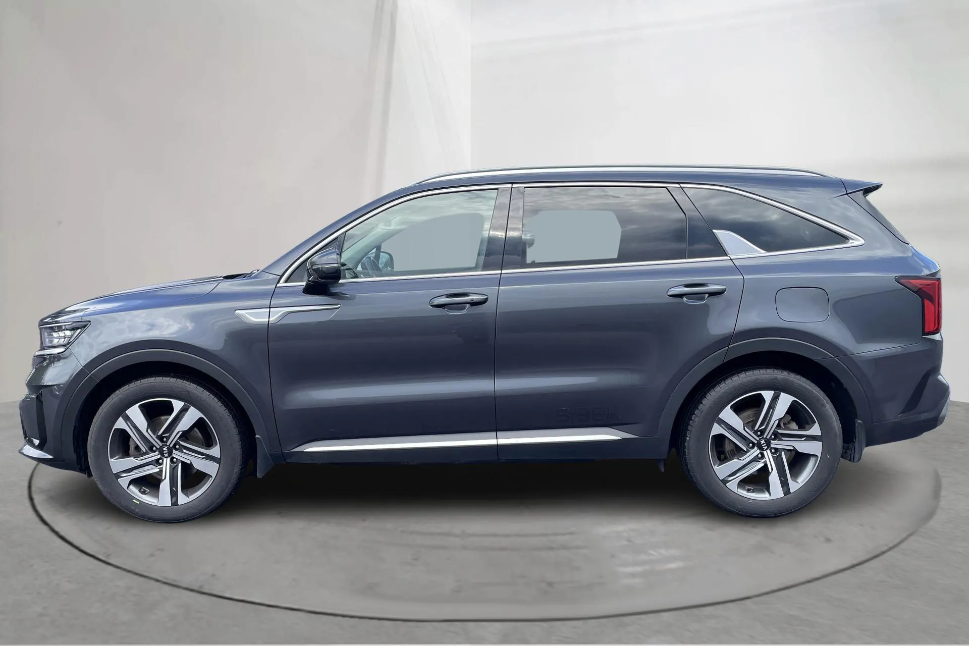 Presentation photo 2 of 17: KIA Sorento 1.6 T-GDi Plug-in Hybrid AWD (265hk) - 10 167 Scandinavian mile - Automatic - gray - 2021