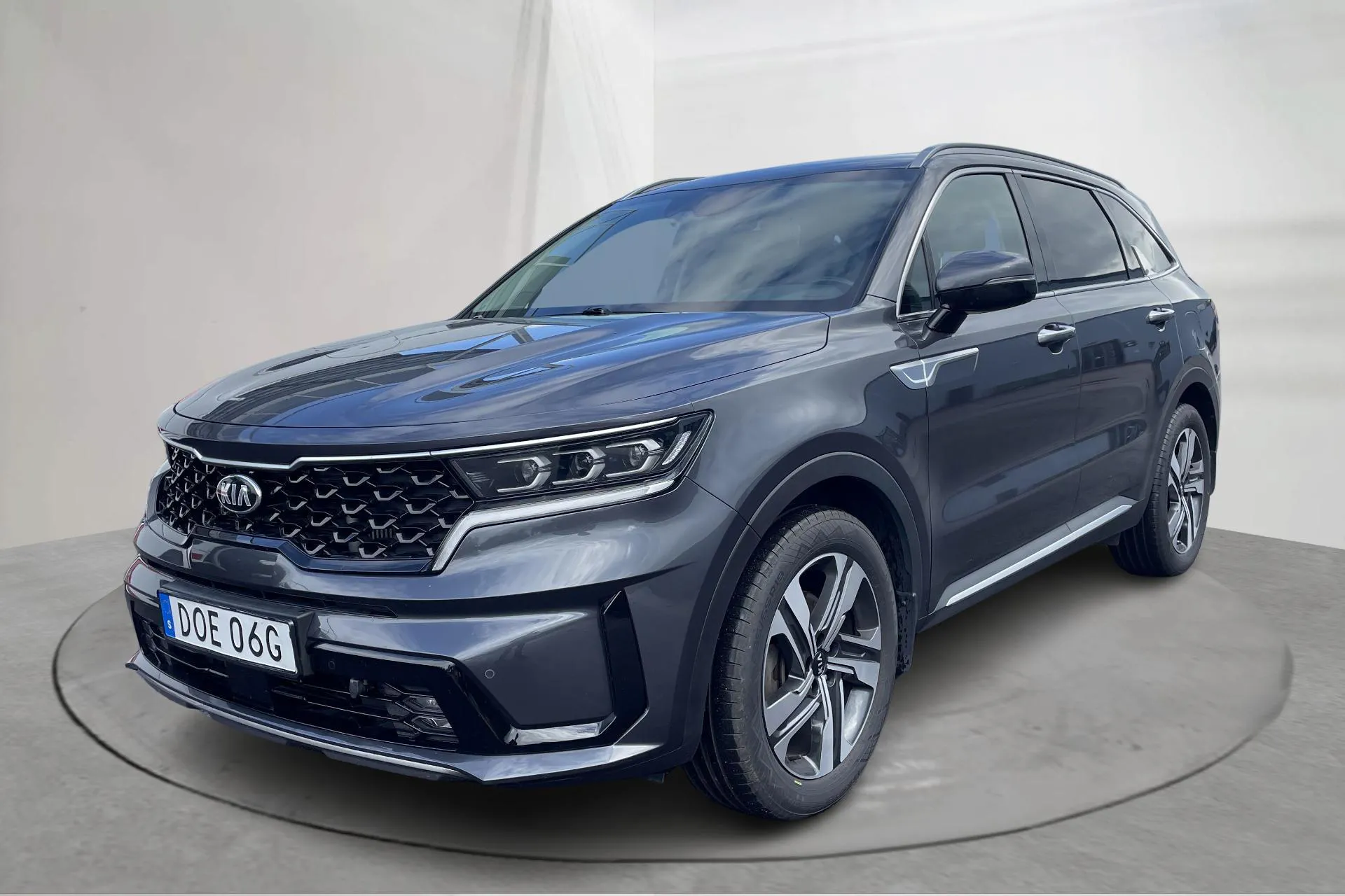 Presentation photo 1 of 17: KIA Sorento 1.6 T-GDi Plug-in Hybrid AWD (265hk) - 10 167 Scandinavian mile - Automatic - gray - 2021