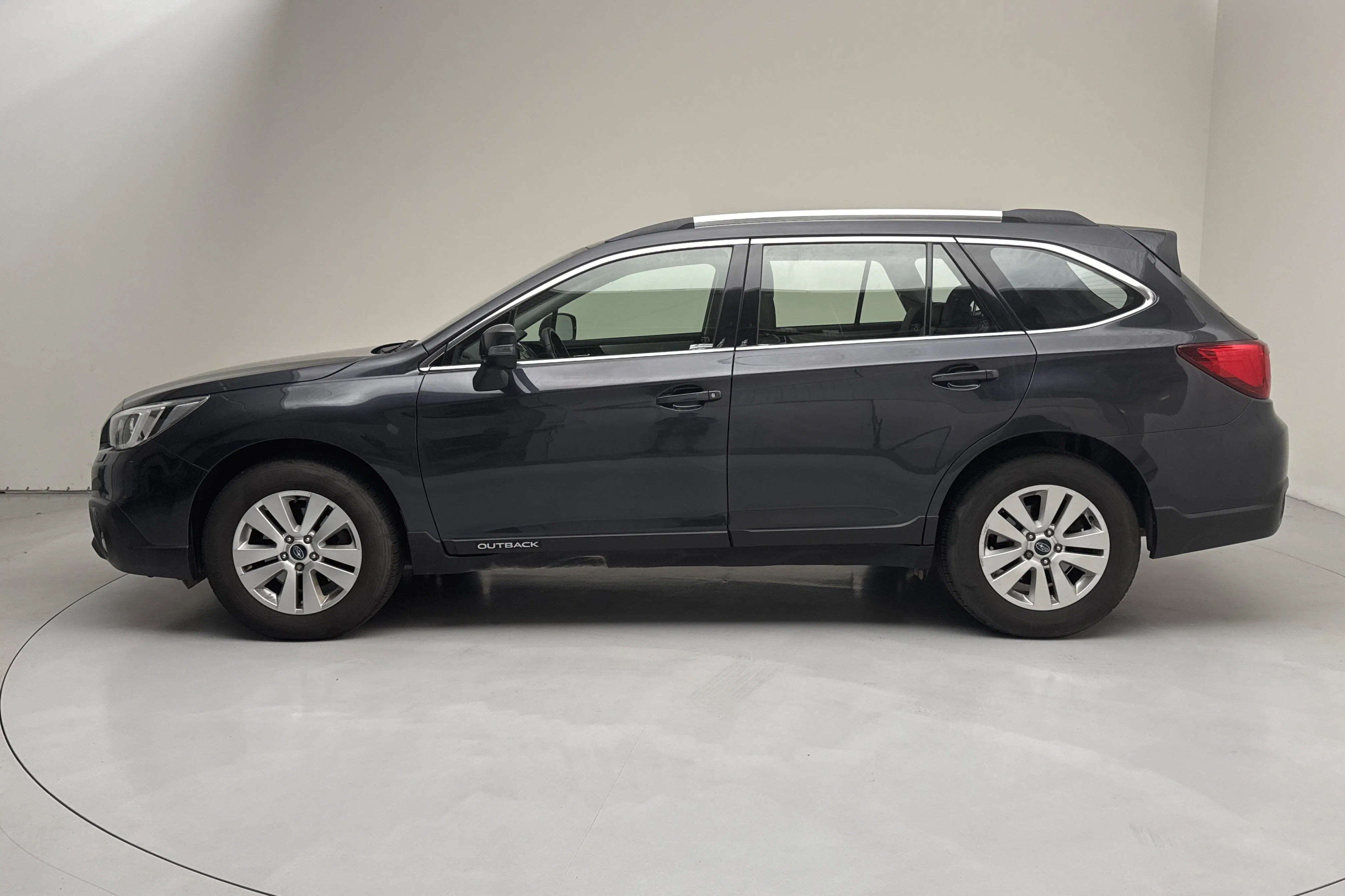 Presentationsfoto 2 av 14: Subaru Outback 2.0D (150hk) - 18 695 mil - Automat - Mörkgrå - 2016