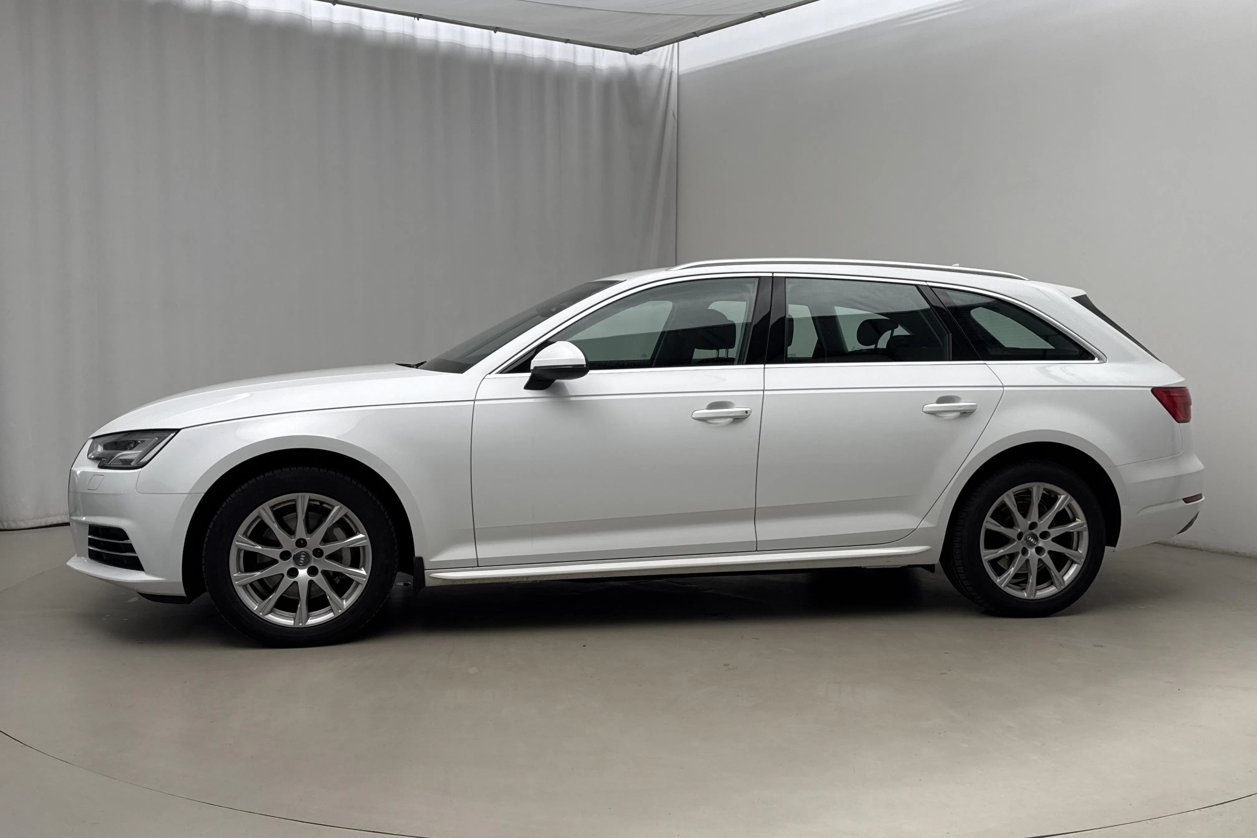 Presentationsfoto 2 av 19: Audi A4 2.0 TDI Avant quattro (190hk) - 14 059 mil - Automat - vit - 2017
