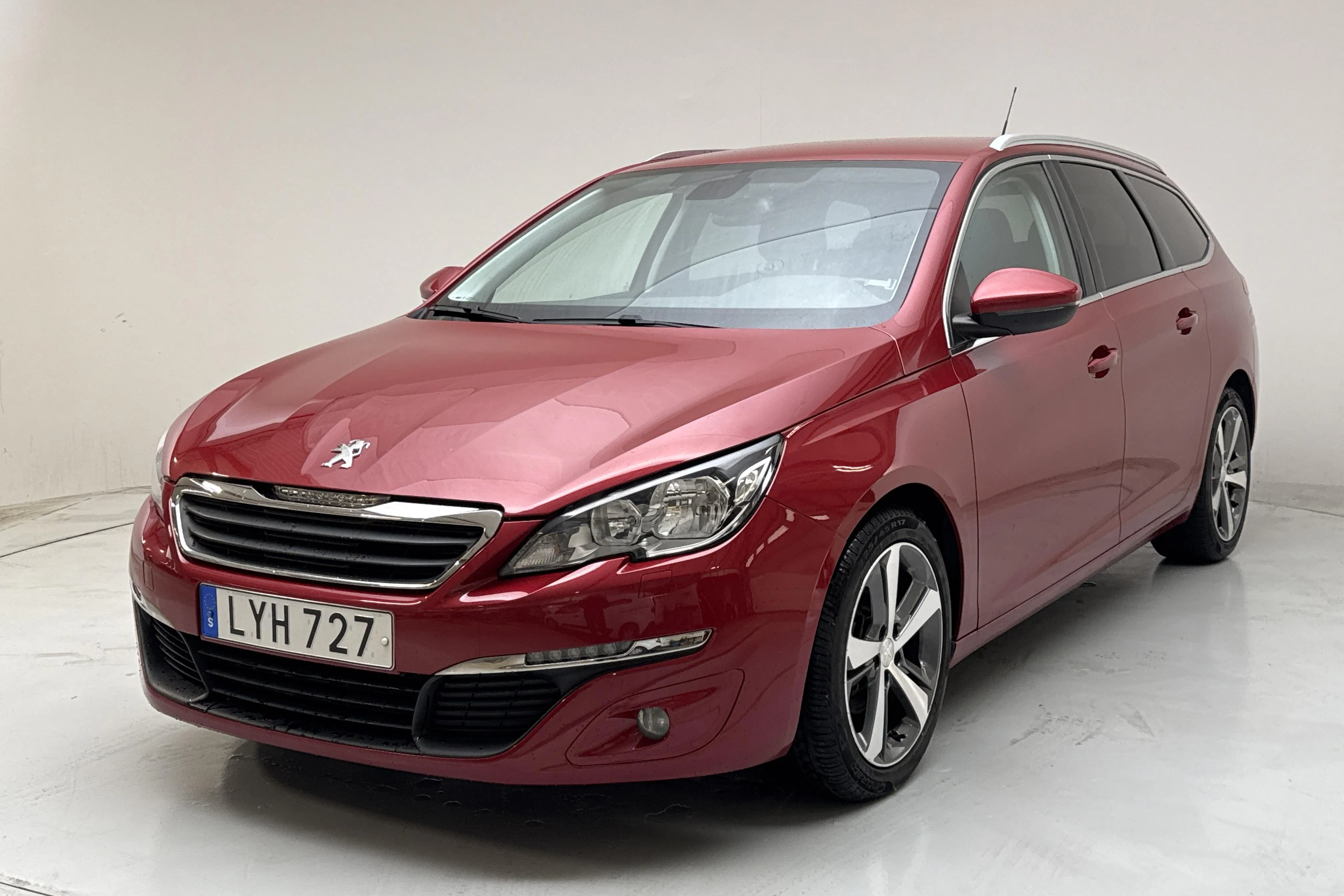 Zdjęcie prezentacyjne 1 z 12: Peugeot 308 SW PureTech (110hk) - 118 480 km - Manualna - Ciemnoczerwony - 2016