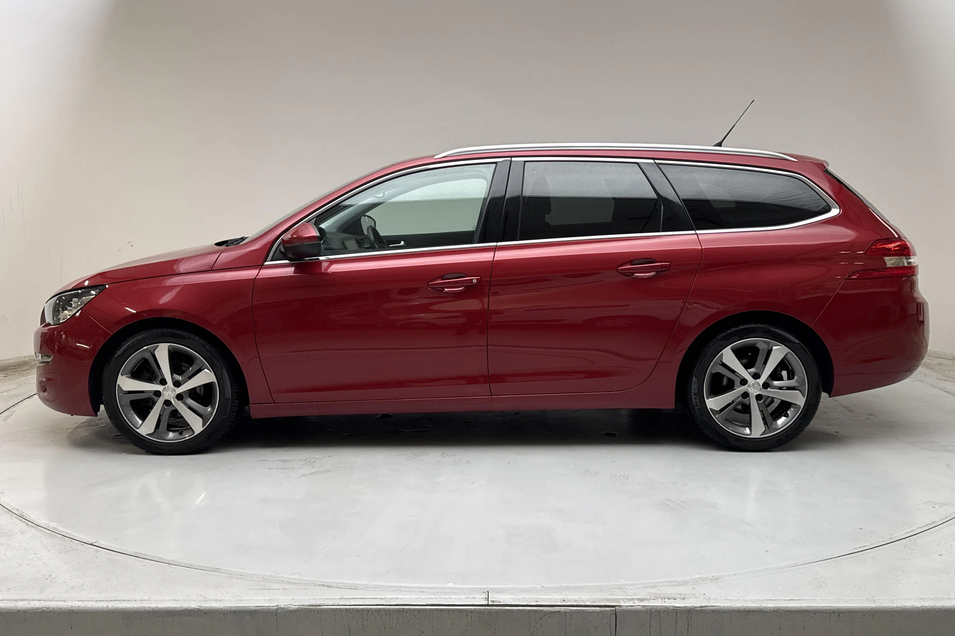 Zdjęcie prezentacyjne 2 z 12: Peugeot 308 SW PureTech (110hk) - 118 480 km - Manualna - Ciemnoczerwony - 2016