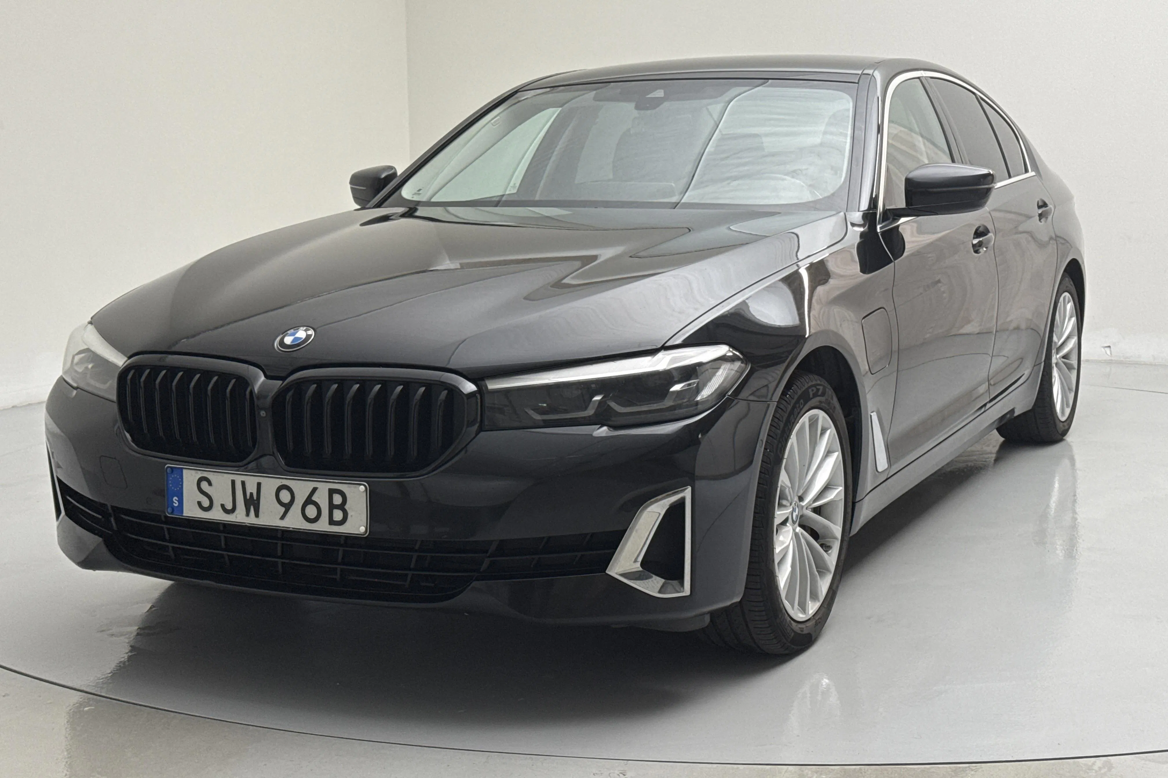 Presentationsfoto 1 av 18: BMW 530e xDrive Sedan, G30 12kWh LCI (292hk) - 20 703 mil - Automat - svart - 2021
