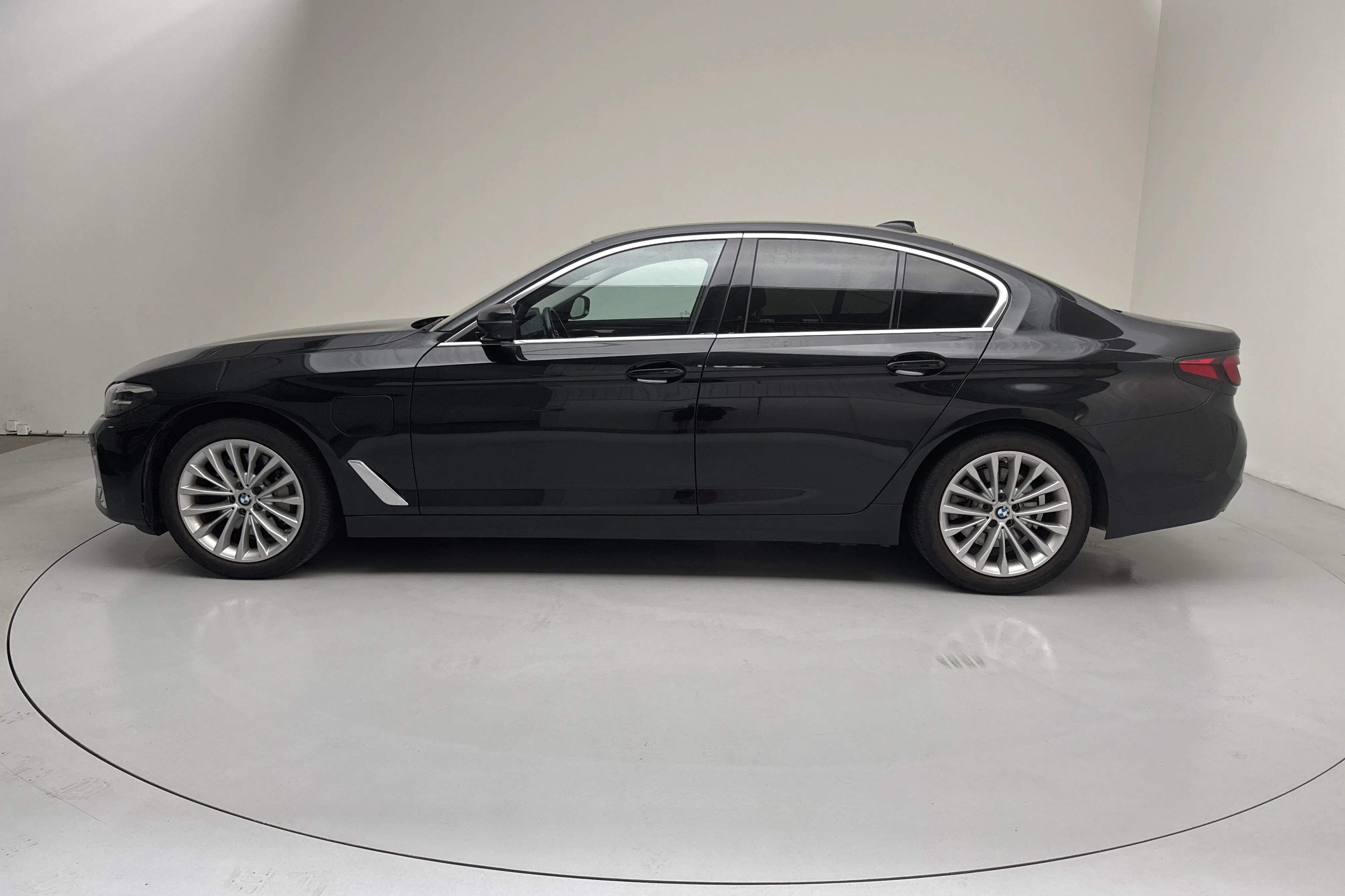 Presentationsfoto 2 av 18: BMW 530e xDrive Sedan, G30 12kWh LCI (292hk) - 20 703 mil - Automat - svart - 2021