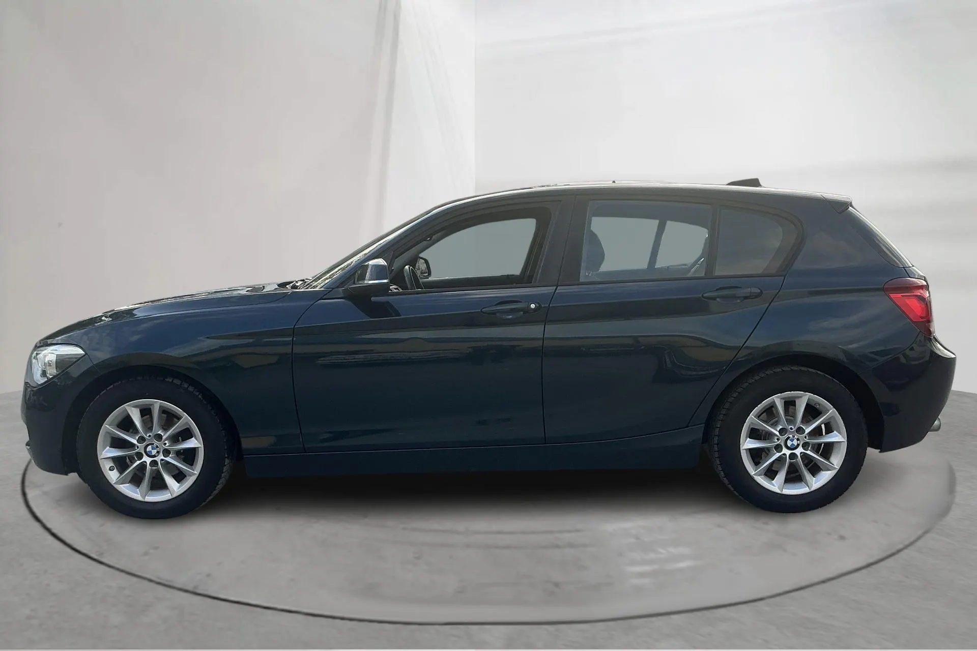 Presentationsfoto 2 av 13: BMW 118d 5dr, F20 (143hk) - 11 365 mil - Manuell - blå - 2014