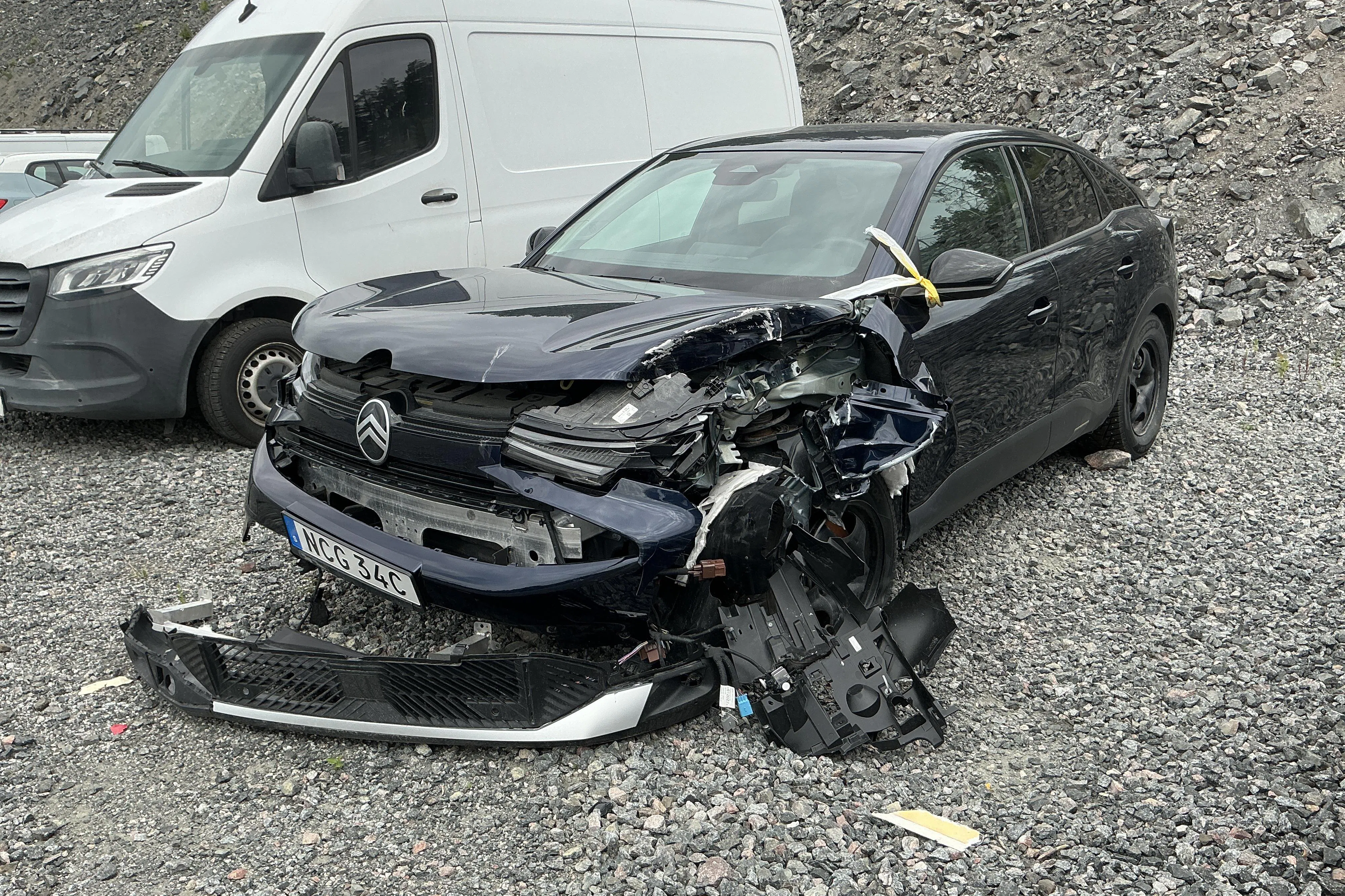 Presentationsfoto 1 av 14: Citroën C4 1.2 Hybrid (145hk) - 2 227 mil - Automat - blå - 2025