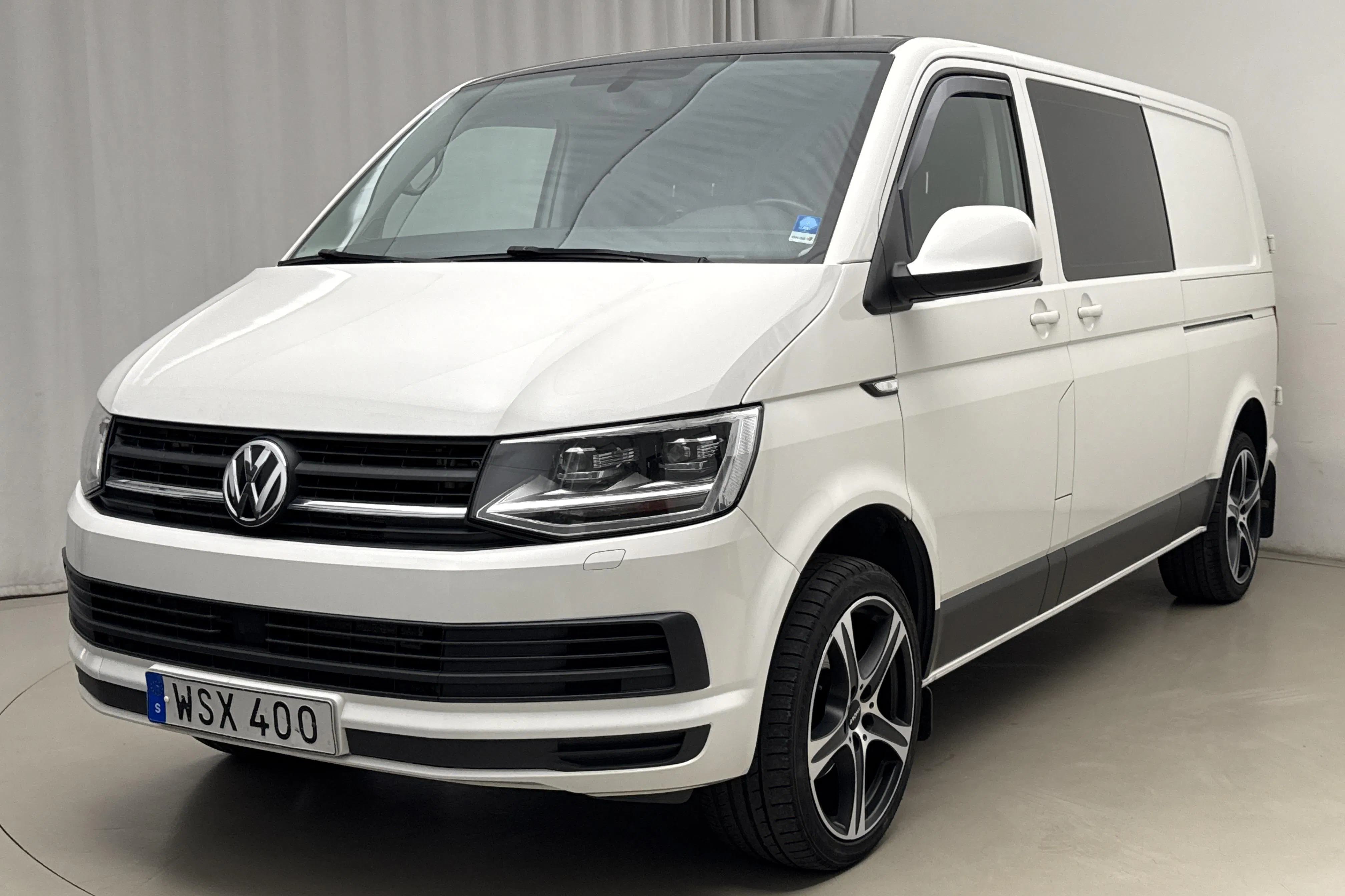Presentationsfoto 1 av 18: VW Transporter Kombi T6 2.0 TDI BMT Skåp (150hk) - 24 108 mil - Automat - vit - 2018