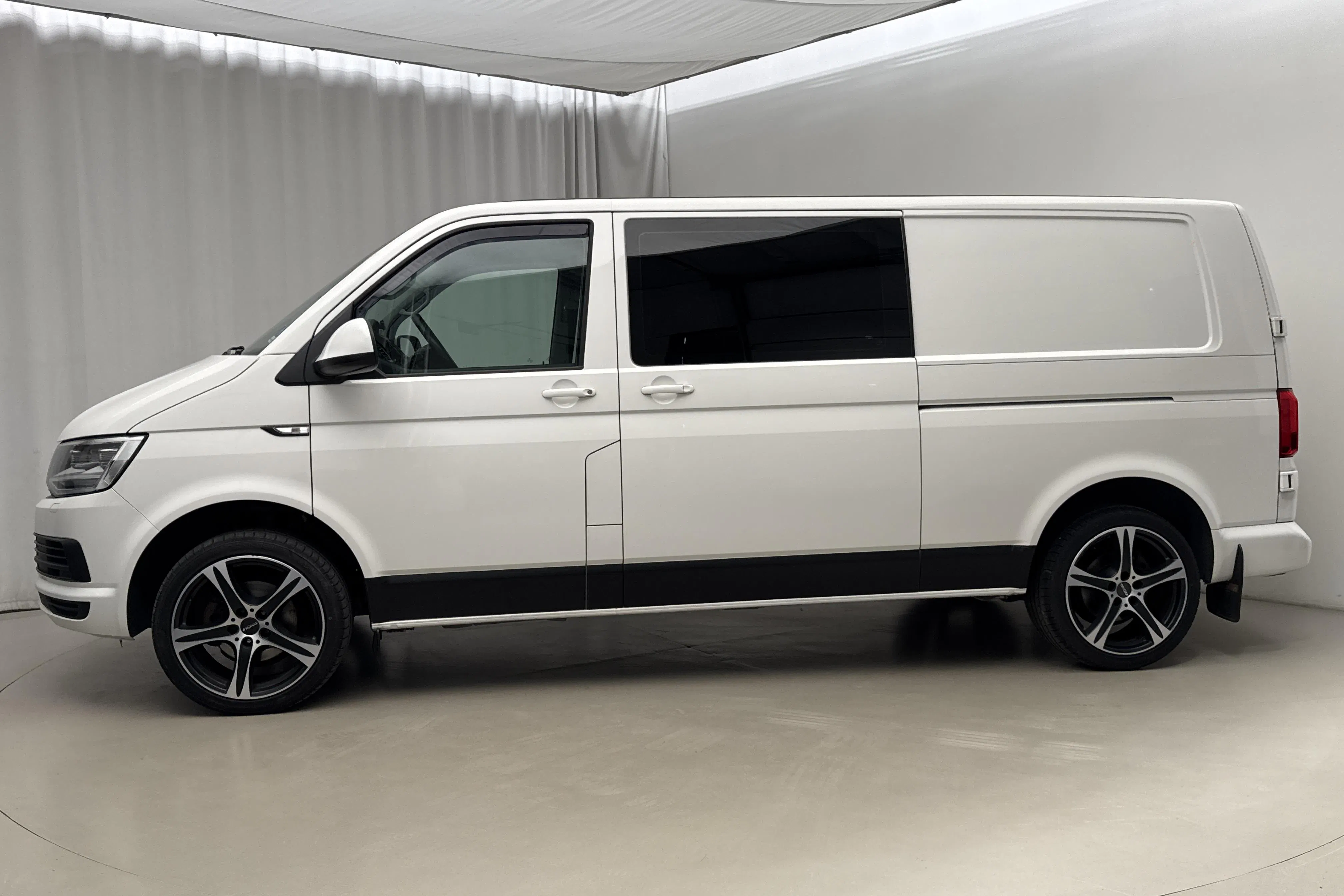 Presentationsfoto 2 av 18: VW Transporter Kombi T6 2.0 TDI BMT Skåp (150hk) - 24 108 mil - Automat - vit - 2018