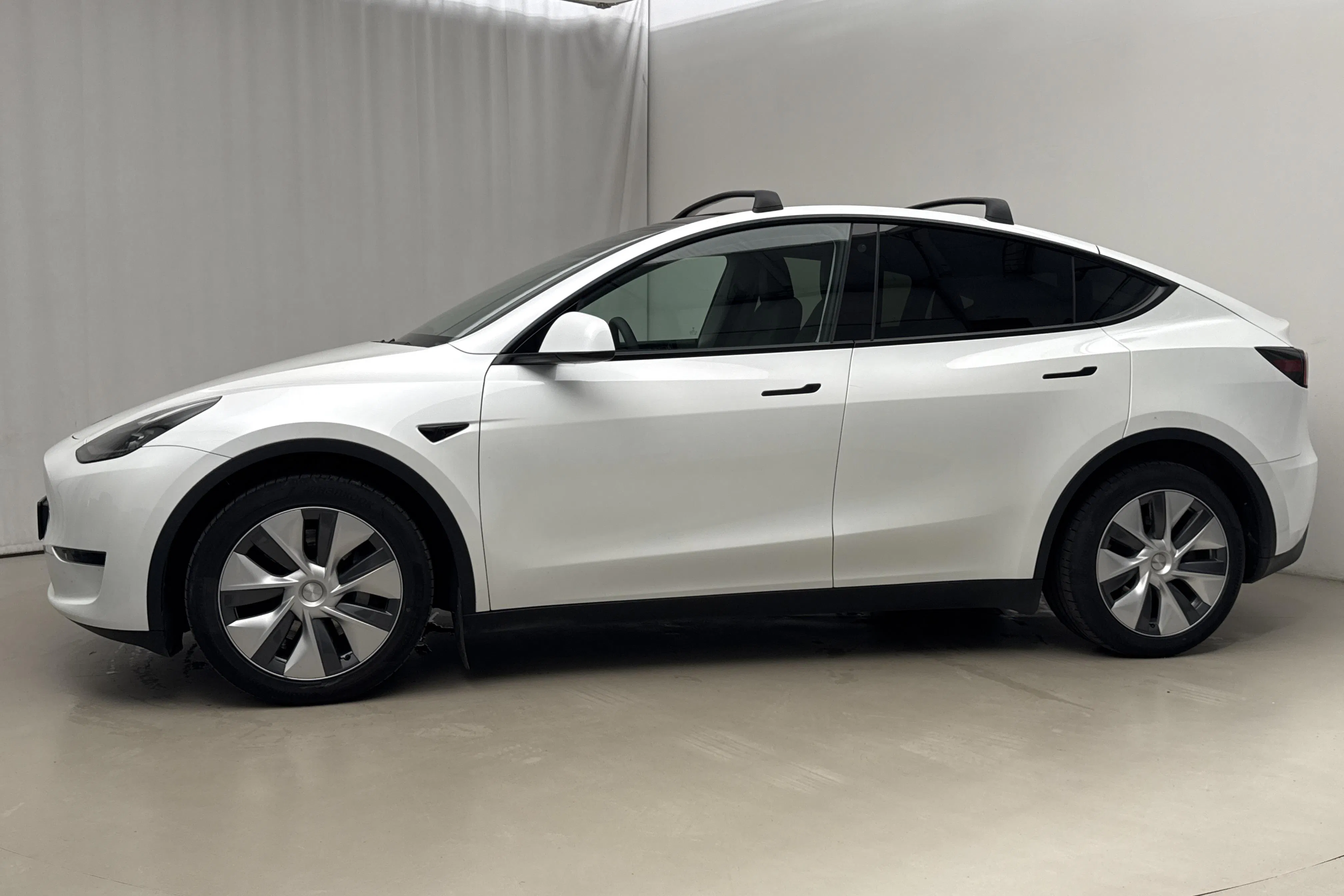 Presentationsfoto 2 av 23: Tesla Model Y Long Range Dual Motor AWD - 4 992 mil - Automat - vit - 2023